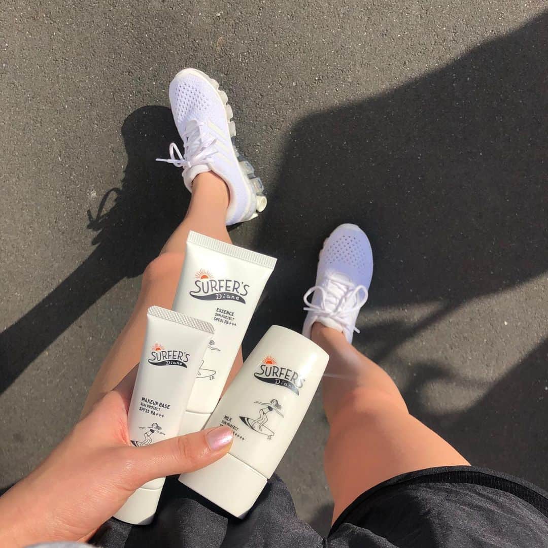 岩崎志保のインスタグラム：「これからの季節、外でランニングをするときに大事なのがUVケア🏃‍♀️ . 日焼け止めって、それに含まれる成分が珊瑚礁の白化現象や海洋生物の遺伝子損傷の原因になっている調査結果があるくらい海に影響しているんです。 私がSURFER'S DianeのUVケアシリーズをいいなと思ったのが海洋生物や珊瑚礁など海の環境に対して配慮した日焼け止めだということ。パラベンフリーのノンケミカル処方だから私たちの肌を守ってくれるだけでなく海にも優しいって素敵🐬 . ☑︎トーンアップUV下地(左) SPF35 / PA+++ ☑︎UVエッセンス(中) SPF31 / PA+++ ☑︎UVミルク(右) SPF50 + / PA++++で白くなりにくい！  全部ノンケミカルだから石鹸でも落とせます🧼 ちなみに以前シャンプーとトリートメントを使っていて香りも使い心地も好きだった♡  #surfersdiane #savetheocean 🌊　#サーファーズダイアン #UVカット #紫外線カット#ノンケミカル #紫外線吸収剤不使用 #美容 #コスメ #cosme #日焼け止め #美肌 #美肌ケア #海にやさしい」