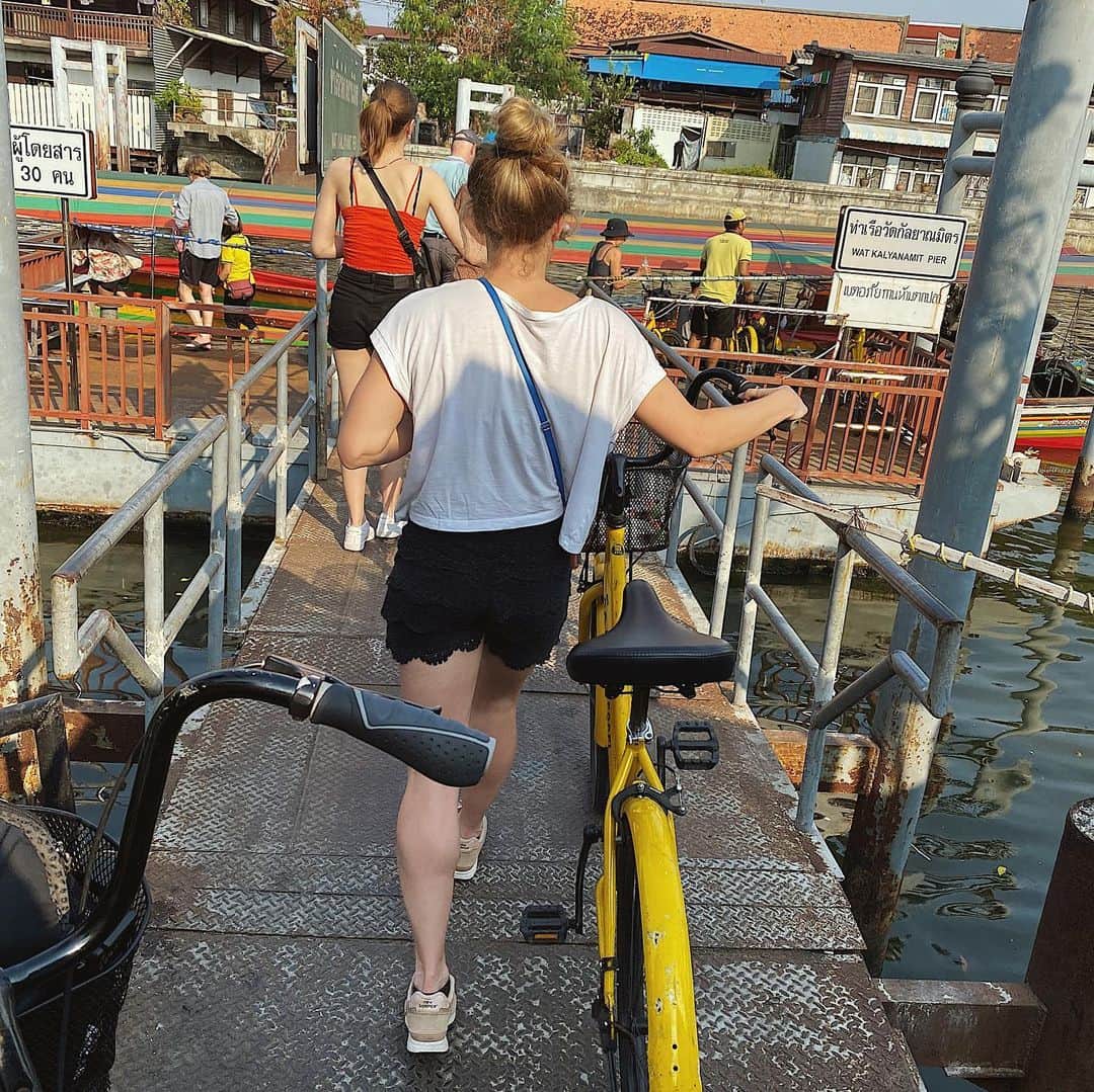セリーヌ・バン・ガーナーのインスタグラム：「Mom/Dad, no worries, still being as Dutch as I can be 🚲」