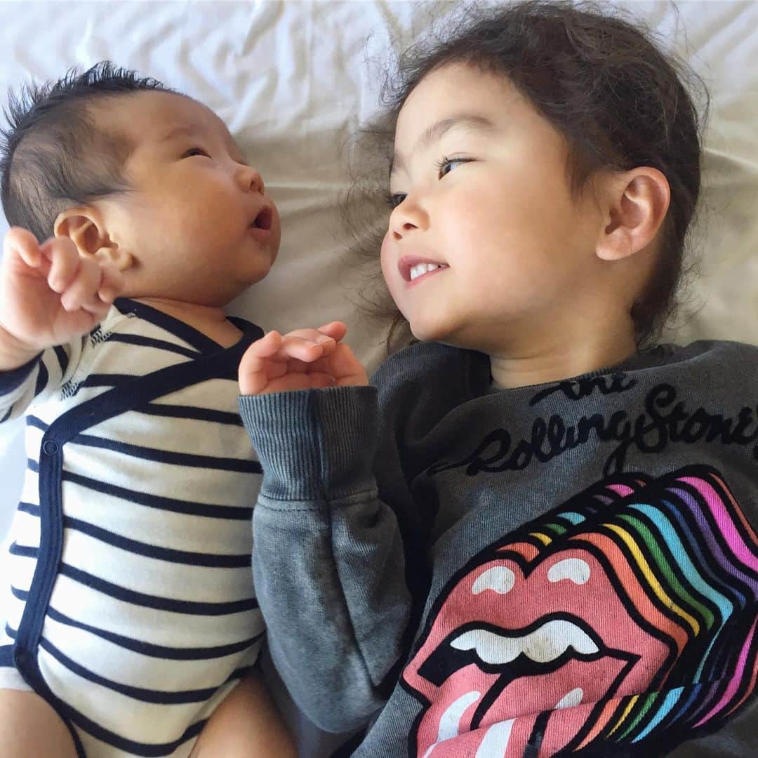 西方凌さんのインスタグラム写真 - (西方凌Instagram)「* * 笑い合って、 助け合って。 * 楽しい時も、 つらい時も。 * あなたがいれば 大抵のことは、 なんとかなるよ。 * * * #1ヶ月 #3歳3ヶ月 #姉弟」3月13日 14時30分 - nishikataryo