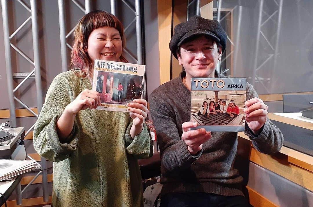 のインスタグラム：「Hey There Georgy George!! 今月のマンスリーゲストはクラムボンの原田郁子さん！  今週のトークテーマは「休日」！ オンとオフの境目が曖昧なだけど、1日丸々の休みがあったら何もしないという原田さん！笑  音楽を聴いて作ることが仕事だからこそゆっくり好きな音楽を聴いているのが贅沢で良い時間になっているそう！  そして原田さんが持って来てくれた7inchレコードを持って来てもらっています！ 今日は一晩中音楽を聴いていたい時の曲を持って来てもらいました１  All Night Long (All Night) / Lionel Richie Africa / TOTO  どちらもアフリカ繋がり！  来週は特番のためお休みですが、再来週も原田さんとのトークをお届けします！！ #ジョージとシャウラ #interfm897 #クラムボン」