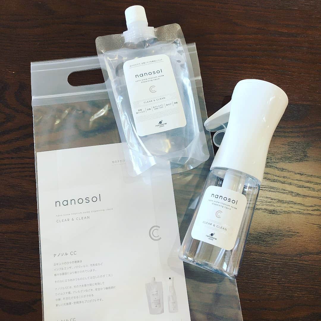 西村みえこさんのインスタグラム写真 - (西村みえこInstagram)「nanosol CC  私も娘もこの時期鼻炎や目の痒みに悩まされていた。。 が、  お顔にシュッシュするだけで薬いらず🥺  顔や手、ペットに直接かけても大丈夫。  特に除菌、消臭に優れてる👏  ウイルスや菌、アレルゲンなどを 安全かつ継続的に分解、不活化させる 新しい光触媒・空間浄化プロダクト。  光触媒作用とは？配合されている酸化チタンに光が当たることで、エネルギーを発生。酸素や水分と反応することで 菌やウイルス、アンモニアなどを分解、不活化させる作用。  薬いらない、直接かけていいのが何より＾＾ マスクにかけてる人多数☺️ #japan #beauty #nanosolcc #ナノソルcc  #空間除菌　 #抗アレルギー #PM2.5 #花粉 #コロナウイルス #負けない #mieko」3月13日 14時35分 - mieko_nishimura_