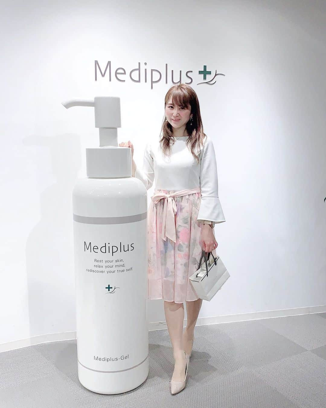 Miku Hirata 平田未来さんのインスタグラム写真 - (Miku Hirata 平田未来Instagram)「Mediplus (@mediplus_official )のオフィスへ💓 季節の変わり目で、お肌がちょっと敏感になるときですよね😅  #メディプラス　の　#メディプラスゲルdx がでたので、さっそく使ってみています✨  オールインワンのタイプのコスメは、 忙しさに関わらず、気分で使うことが多いのですが🤔  しかも最近はコロナの影響もあってか、 どちらかというと時間はありますが  お肌が敏感な時期なこともあり またオールインワンに目覚めてみました🥰  なによりも開発者や携わる方の意図や経緯を知ると、身近に思え、使っている時も、ほんわかした気分になります笑  お肌がきれいになると 人に会いたくなるし、 朝からうきうきした気持ちになれます💓  あいにくいまは 外出を控える時期ではありますが 少しでもストレスフリーになることは 本当に大切❣️ 長男の幼稚園も今日で通常のクラスはほぼ終わり🏫 長い春休みとなりそうですが 美容のケアもしながら 春を迎えたいです🌸  貴重なお話をしてくださった ご担当者の方、ありがとうございました✨  オフィスもすごくおしゃれだったので ストーリーや後日アップします！  #mediplus #mediplusgel #メディプラスゲル #メディプラス研究所 #出雲温泉水 #温泉水 #ストレスフリーライフ #高浸透 #高保湿 #エイジングケア美容液 #オールインワンジェル  #敏感肌 #敏感肌スキンケア #乾燥肌 #無添加 #スキンケア #時短 #低刺激 #らくちん #保湿 #湿潤美容」3月13日 14時44分 - miku.hirata