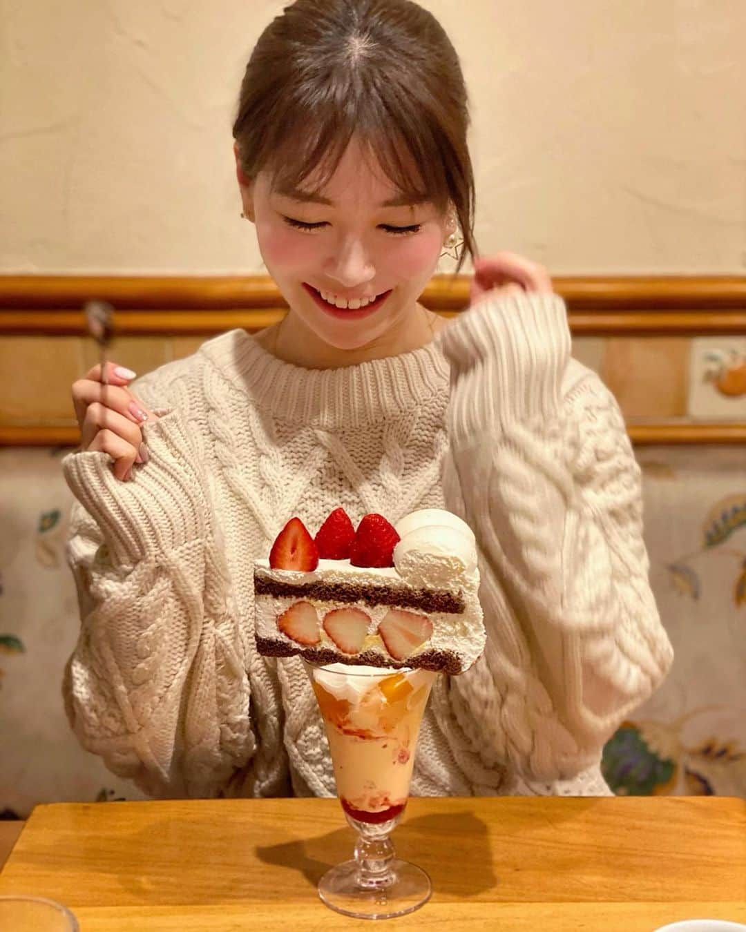 石井里奈さんのインスタグラム写真 - (石井里奈Instagram)「こんばんは🍰 . 今夜は里奈ログ@大阪編🐙 . 大阪で食べたのはたこ焼きと豚まんだけじゃないんです🙈笑 . 大阪駅近くにあるミオールのケーキパフェ🍰🍨❤️ . こんなパフェはじめて🥺🥺 とりあえずすごいインパクト！！ . どうやって食べたらいいか迷いながら食べ進めて、ちゃんと完食しました😋 このケーキはミオールで一番人気のケーキでイチゴも新鮮で美味しかったよ😛❤️ . 沢山万博BEASTで体動かしてミオールのパフェコースはいいコースだね🥺❤️笑 東京にもできたら嬉しいなぁ💕 . 今日もお疲れ様でした❤️ . #大阪 #大阪旅行 #大阪観光 #大阪グルメ #大阪スイーツ #りなまるグルメ #ケーキパフェ #パフェ #parfait #cake #インスタ映えスイーツ #スイーツ女子 #グルメ旅 #スイーツ #いちごスイーツ #苺スイーツ #いちご #苺 #strawberry #osaka #whiteday #ホワイトデー #ご褒美 #ご褒美スイーツ #パフェ巡り #パフェ部 #ケーキ屋さん #カフェ巡り #カフェ #梅田」3月13日 20時11分 - ri7tin1025