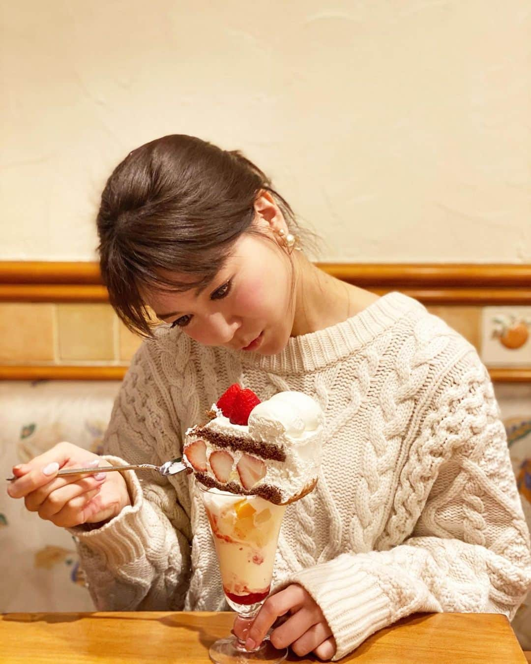 石井里奈さんのインスタグラム写真 - (石井里奈Instagram)「こんばんは🍰 . 今夜は里奈ログ@大阪編🐙 . 大阪で食べたのはたこ焼きと豚まんだけじゃないんです🙈笑 . 大阪駅近くにあるミオールのケーキパフェ🍰🍨❤️ . こんなパフェはじめて🥺🥺 とりあえずすごいインパクト！！ . どうやって食べたらいいか迷いながら食べ進めて、ちゃんと完食しました😋 このケーキはミオールで一番人気のケーキでイチゴも新鮮で美味しかったよ😛❤️ . 沢山万博BEASTで体動かしてミオールのパフェコースはいいコースだね🥺❤️笑 東京にもできたら嬉しいなぁ💕 . 今日もお疲れ様でした❤️ . #大阪 #大阪旅行 #大阪観光 #大阪グルメ #大阪スイーツ #りなまるグルメ #ケーキパフェ #パフェ #parfait #cake #インスタ映えスイーツ #スイーツ女子 #グルメ旅 #スイーツ #いちごスイーツ #苺スイーツ #いちご #苺 #strawberry #osaka #whiteday #ホワイトデー #ご褒美 #ご褒美スイーツ #パフェ巡り #パフェ部 #ケーキ屋さん #カフェ巡り #カフェ #梅田」3月13日 20時11分 - ri7tin1025