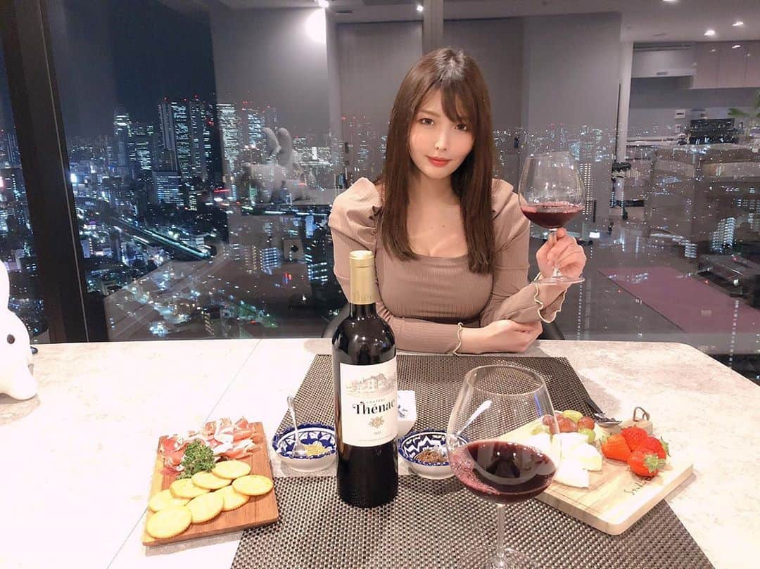新村あかりのインスタグラム：「リッツパーティーしてるよ💖」