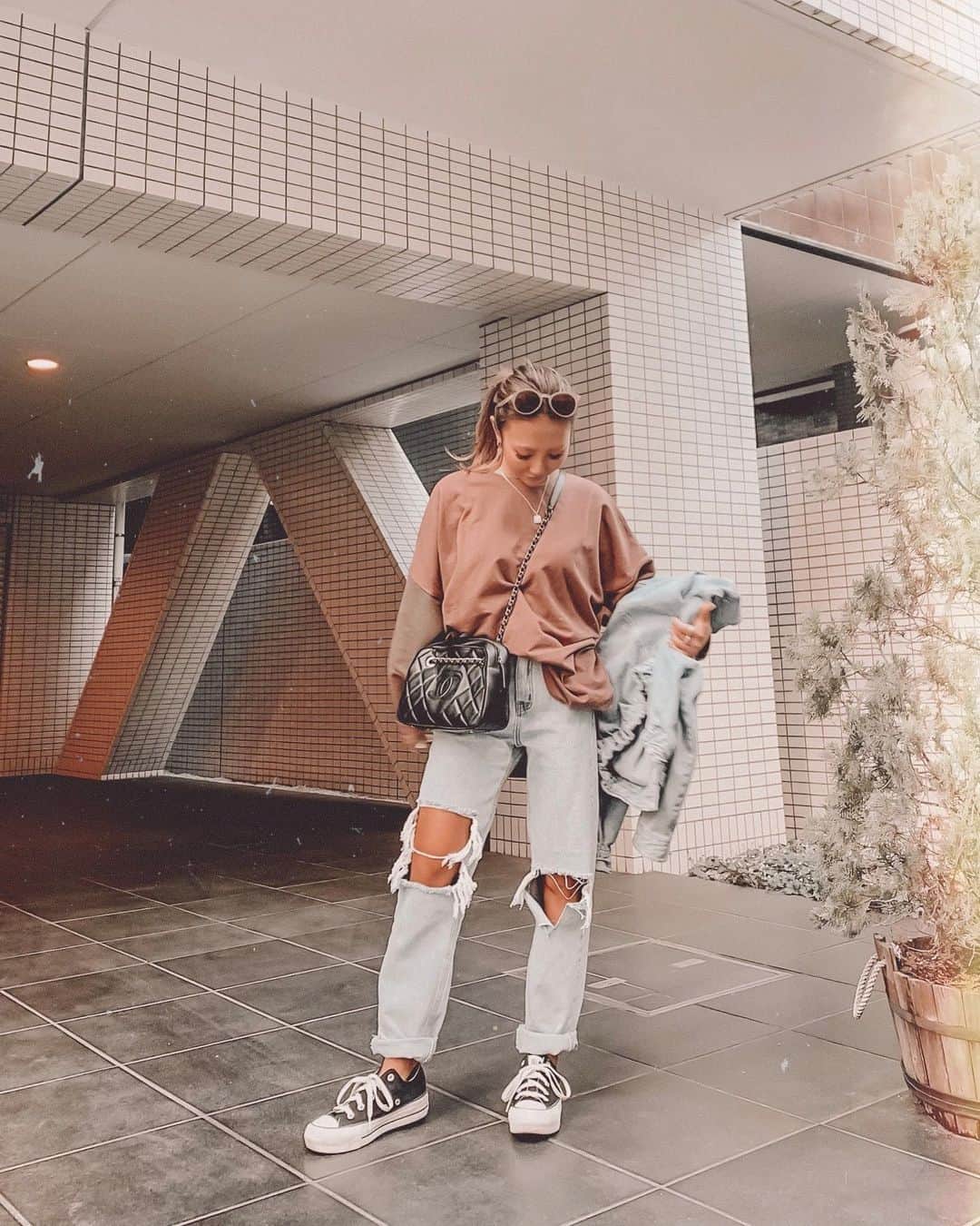 ✷kana✷のインスタグラム：「#outfit . . 春過ぎたのでデニム♡ @su_do___ の 後ろにもクラッシュダメージ可愛い♡ @amuytrysbay  オーバーなロンTに合わせてみた！ . . Photo by 👨🏽← 写真撮るの上手くなってる笑 アングルがとても◎👍」