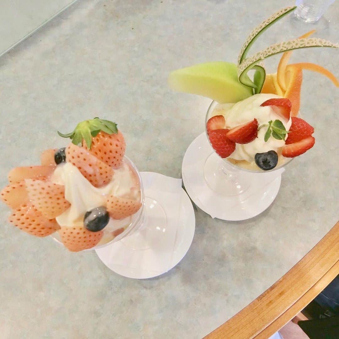 のインスタグラム：「*﻿ ﻿ 淡雪と苺ケーキの﻿ パフェ🍓🍦♡﻿ ﻿」