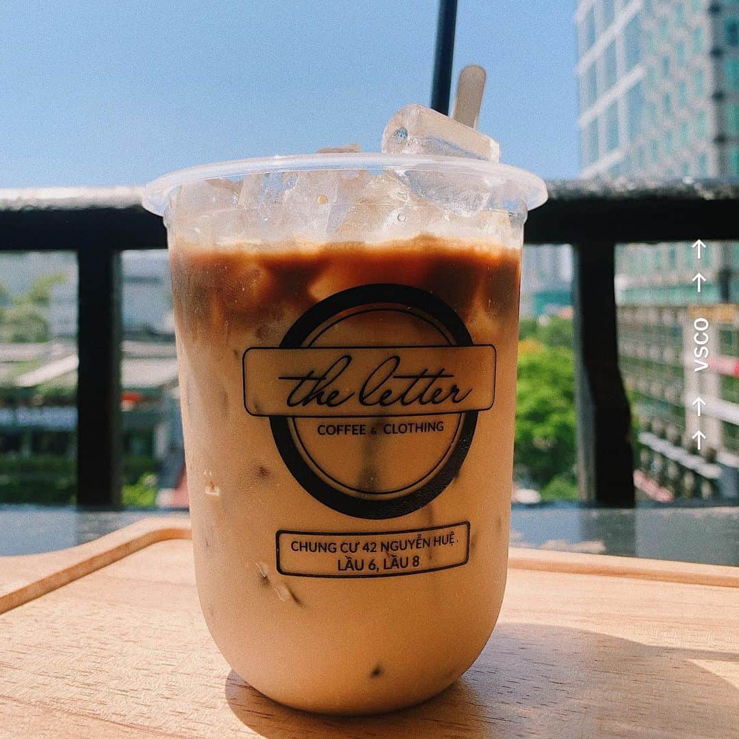 広瀬未花さんのインスタグラム写真 - (広瀬未花Instagram)「#Repost @tabisalad with @get_repost ・・・ @micahirose #おススメのカフェ にて一息♪ ベトナムのコーヒーは #独特 なんです！ 濃いめのコーヒーに #コンデンスミルク をたっぷりいれて、しっかり混ぜてから飲むのが一般的！ 結構甘いけど、外が暑いので不思議と甘いものが飲みたくなる🙆‍♀️ お店の店内も可愛らしかったです！ _ #ベトナムコーヒー #あまい　#暑い #カフェスア #ミルクコーヒー #カフェタイム #ザ レター #the letter #レトロな雰囲気 #ベトナム #ホーチミン #Hồ Chí Minh #Vietnam _ #ABCテレビ #朝日放送テレビ #朝だ生です旅サラダ #土曜朝 #8時 #旅サラダガールズ  #広瀬未花 #海外 #旅 #travel #trip」3月13日 14時48分 - micahirose