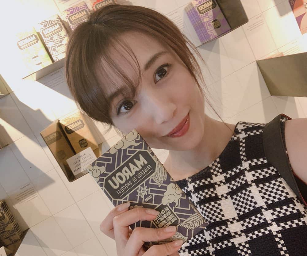 広瀬未花さんのインスタグラム写真 - (広瀬未花Instagram)「オンエアーはされませんでしたが、 ホーチミンで話題のチョコレート屋さん『MAROU』でチョコレートを堪能しました♡ 店内には高級板チョコレートをはじめとする豊富なチョコレートの品揃えで、 全てベトナム産のカカオを使用しているんです♪ そして、添加物や乳化剤なども一切使用していないのも人気の理由♡ 私もお土産にたくさん購入しちゃいました✨🍫 しかも、店内にはカフェスペースもあり チョコレートのスイーツやドリンクが頂けます✨ チョコレートドリンクが美味しかった〜❤️ スタッフさんと仲良く頂きました✨」3月13日 15時04分 - micahirose