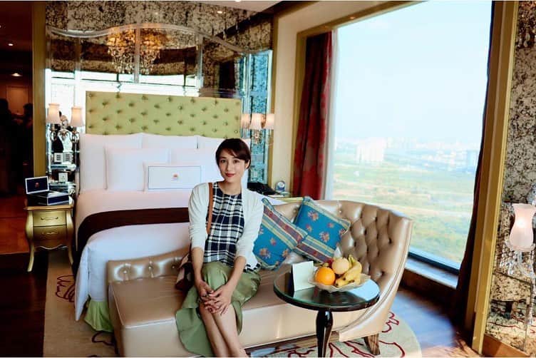 朝日放送「朝だ！生です旅サラダ」さんのインスタグラム写真 - (朝日放送「朝だ！生です旅サラダ」Instagram)「@micahirose やはり、お部屋も素敵です✨✨ シャンデリアが装飾され、こちらもアンティーク調の家具や調度品が中世の　#ヨーロッパの王室のよう なゴージャスなお部屋です！ お部屋から、ホーチミンの街を一望できるのも贅沢です‼️ _ #街を一望 #ゴージャスな部屋 #ラグジュアリー #セレブリティ #ザレヴェリーサイゴン #The Reverie Saigon #ベトナム #ホーチミン #Hồ Chí Minh #Vietnam _ #ABCテレビ #朝日放送テレビ #朝だ生です旅サラダ #土曜朝 #8時 #旅サラダガールズ  #広瀬未花 #海外 #旅 #travel #trip」3月13日 15時11分 - tabisalad