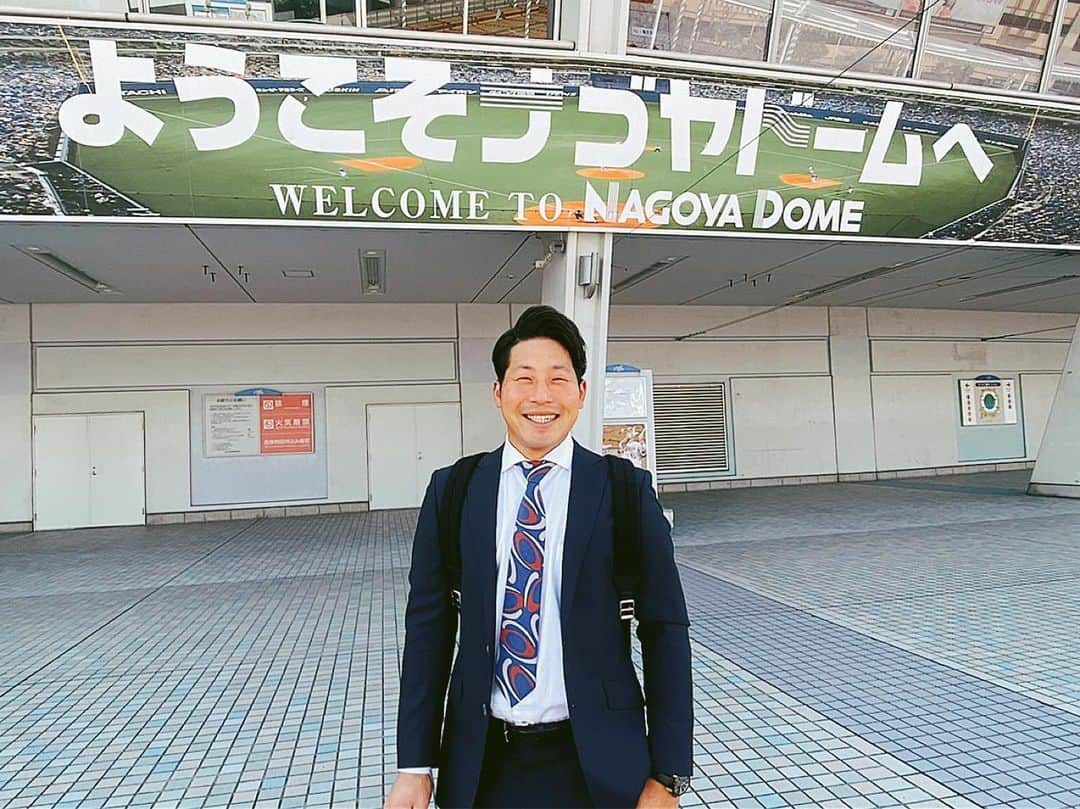 友永翔太のインスタグラム：「引退してからのナゴヤドーム お仕事の話で久しぶりに行きました😂  これからもこうやって、野球、中日ドラゴンズと関係したお仕事やっていきたいなーっと素直に思いました😌  これからもよろしくお願いします🤲  #ナゴヤドーム#中日ドラゴンズ#野球#友永翔太」