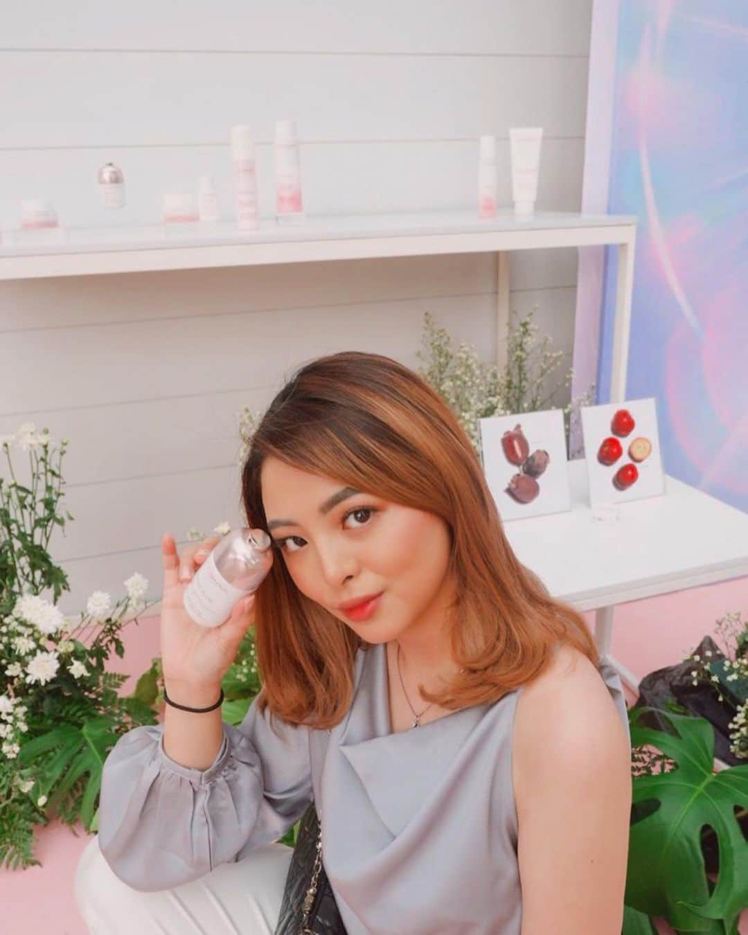 ジェシカ・ファニアさんのインスタグラム写真 - (ジェシカ・ファニアInstagram)「Yesterday’s attended @clarinsid Bright Serum Plus Launch😘—I really love it and recommend to you guys!— Cause they can helps revive dull skin, protect muka kita dari paparan UV dan polusi yang buat muka jadi muncul dark spot. Texturenya lil bit thick, but no sticky and very fast to absorb! Jd sangat cocok untuk iklim indonesia. Can’t wait to see how this product works on me☺️✨ #suntikanoksigen  #ClarinsID #newbrightplusserum  #clarinsbrightplus」3月13日 15時25分 - jessicavaniaw