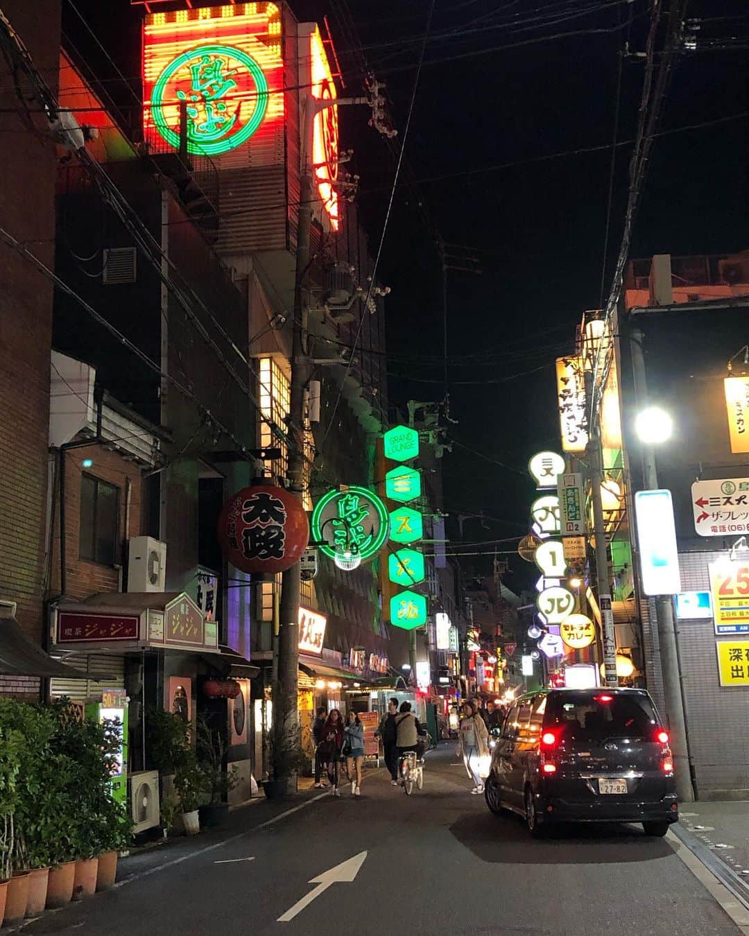 TIKAのインスタグラム：「大阪やなー！ここのレトロなネオンが好き♡どこかわかる？パッと見てわかった人はコテコテの大阪人70点！！ #大阪　#みなみ」