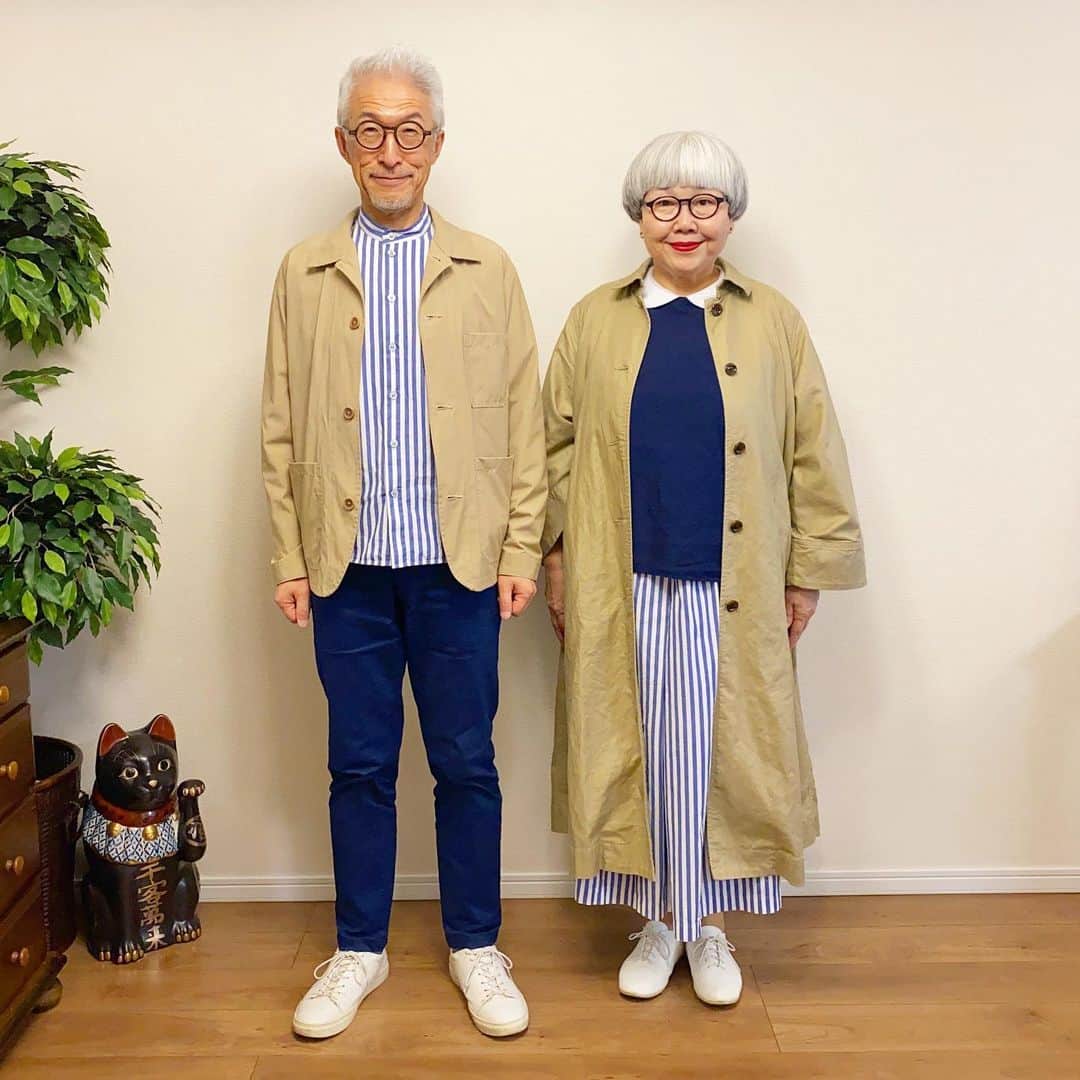のインスタグラム：「お久しぶりです。 新型コロナウイルス感染拡大で、気の休まらない日々が続いていますが、皆様お元気でいらっしゃいますか？ なんとなく外出も憚れて、更新が滞っていますが、私達は元気ですのでご安心くださいね😊😊 過剰に恐れることなく、落ち着いて自分たちにできることを粛々とやっていきたいと思っています。 ＊ 先日、雑誌の取材があって、久々に外へ出て撮影をしたので、取材後にインスタ用の写真も撮りました。 bon ・ジャケット(GU) ・シャツ(Sunny Clouds ×bonpon) ・パンツ(UNIQLO) pon ・コート(Sunny Clouds) ・プルオーバー(Sunny Clouds ×bonpon) ・ブラウス(楽天) ・キュロスカート(Sunny Clouds ×bonpon) BとPのバッグは三越伊勢丹さんとのコラボの時に @fabrico2017 さんで作っていただいたものです ＊ マスクが売っていないので、クッキングペーパーで手作りしています😷 《作り方》 https://youtu.be/FVG7fps8scs  早く晴れやかな気分で外出できるようになるといいですね❣️皆様のご無事と一日も早い収束を心より祈っています🙏 ・ ・ #ストライプコーデ #夫婦 #60代 #ファッション #コーディネート #リンクコーデ #夫婦コーデ #グレイヘア #白髪 #共白髪 #couple #over60 #fashion #coordinate #instafashion #instagramjapan #greyhair #bonpon511」