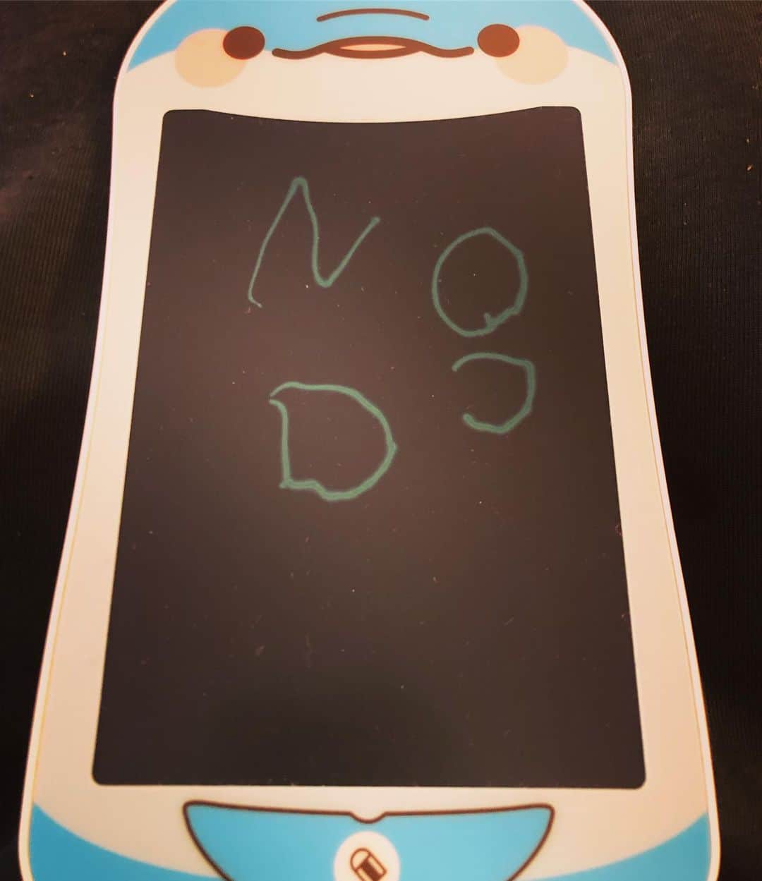 飯沼誠司さんのインスタグラム写真 - (飯沼誠司Instagram)「娘が電子メモタブレットで私が着ていた…NODDのTシャツのロゴを書いていた^_^ #NODD #daughter  #drawing🎨」3月13日 15時34分 - seiji_iinuma