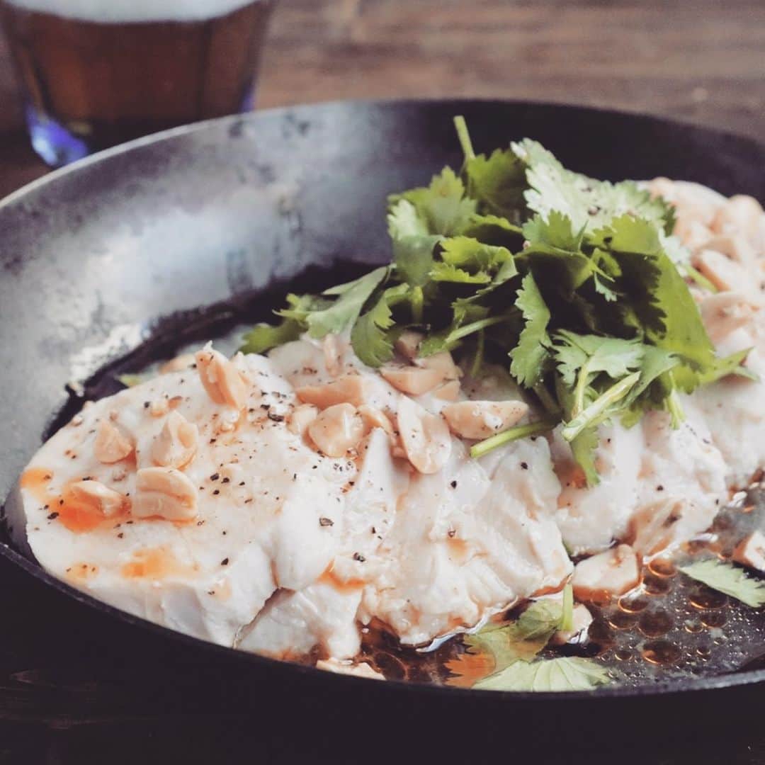 のインスタグラム：「ナンプラーとレモンでおうちでサクサクよだれ鶏🍋 ご飯にも🍚ビールにも🍻 【鶏むね肉】ナンプラー×レモンで「エスニックよだれ鶏」がしっとりできた【エダジュン】 https://www.hotpepper.jp/mesitsu/entry/edajun/2020-00032  #mesitsu #メシ通 #鶏むね #鶏むね肉レシピ #エスニック #よだれ鶏 #ナンプラー #ビールに合う #簡単 #レシピ #レシピブログ #エダジュン #東京 #筋肉めし #筋肉メシ #chickenbreast #lemon #nampla #gowellwithbeer #easy #delicious #recipe #recipeblog #japan #tokyo #edajun」