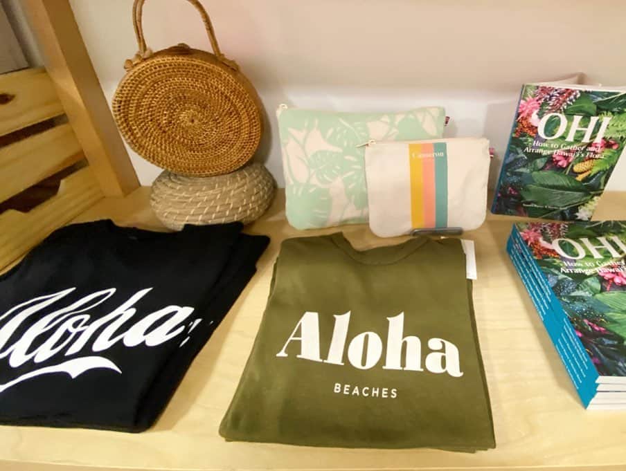 マキ・コニクソンさんのインスタグラム写真 - (マキ・コニクソンInstagram)「お店がない時からずっと大好きなブランド”Cameron Hawaii”  アイテムが”いちいち”可愛い！🤗 そしてブランドのコンセプトがお洒落なの！ Tシャツは糸から作ってるから肌触りサイコー！👍🏼今日はデニムクラッチとArmy ColorのAloha Beaches TシャツとWater BottleとRainbow HatとAlohaのKoozieをゲットしました！場所はSouth Shore Market Placeにあります！可愛いデザインの雑貨がたくさんありますよー！😊 #ハワイのお洒落なお店のおすそ分け🤙🏼 #大好きなお店💕💕」3月13日 15時42分 - makikonikson
