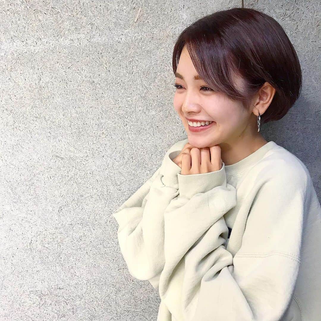 富久美玲のインスタグラム：「_ . 今までした事ない髪色！春カラー🌸 ピンクベージュにして頂きんか💆🏻‍♀️✨ . #ヘアメンテナンス#ベリーショート#ショートボブ#ハンサムショート#前髪#刈り上げ#伸びかけ#ピンクベージュ#ヘアカラー」