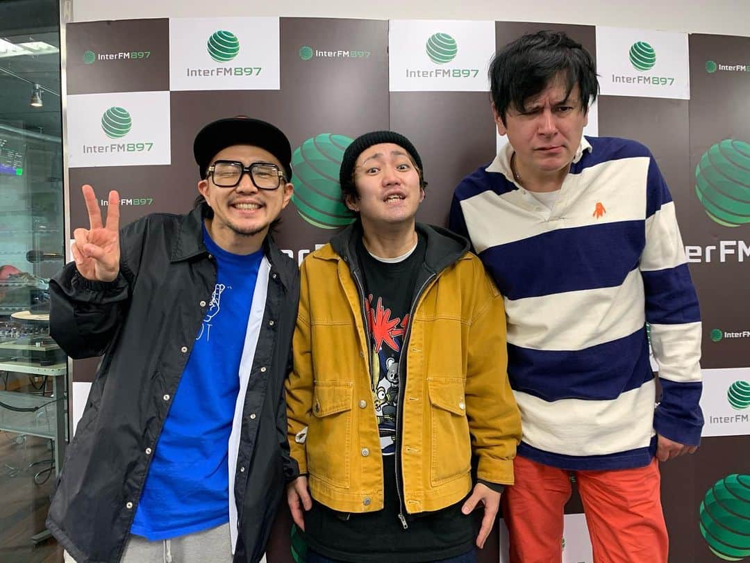 のインスタグラム：「今日のゲストはKubotyさんとPOTからよっぴーさんでした！  Kubotyさんがサウンドメイキングとアレンジを担当したPOTのシング『MOMENT』！！ そしてKubotyさんが制作したDREAMCATCHERの「Endless Night」もぜひぜひー！！ #ジョージとシャウラ #interfm897 #POT #kuboty」