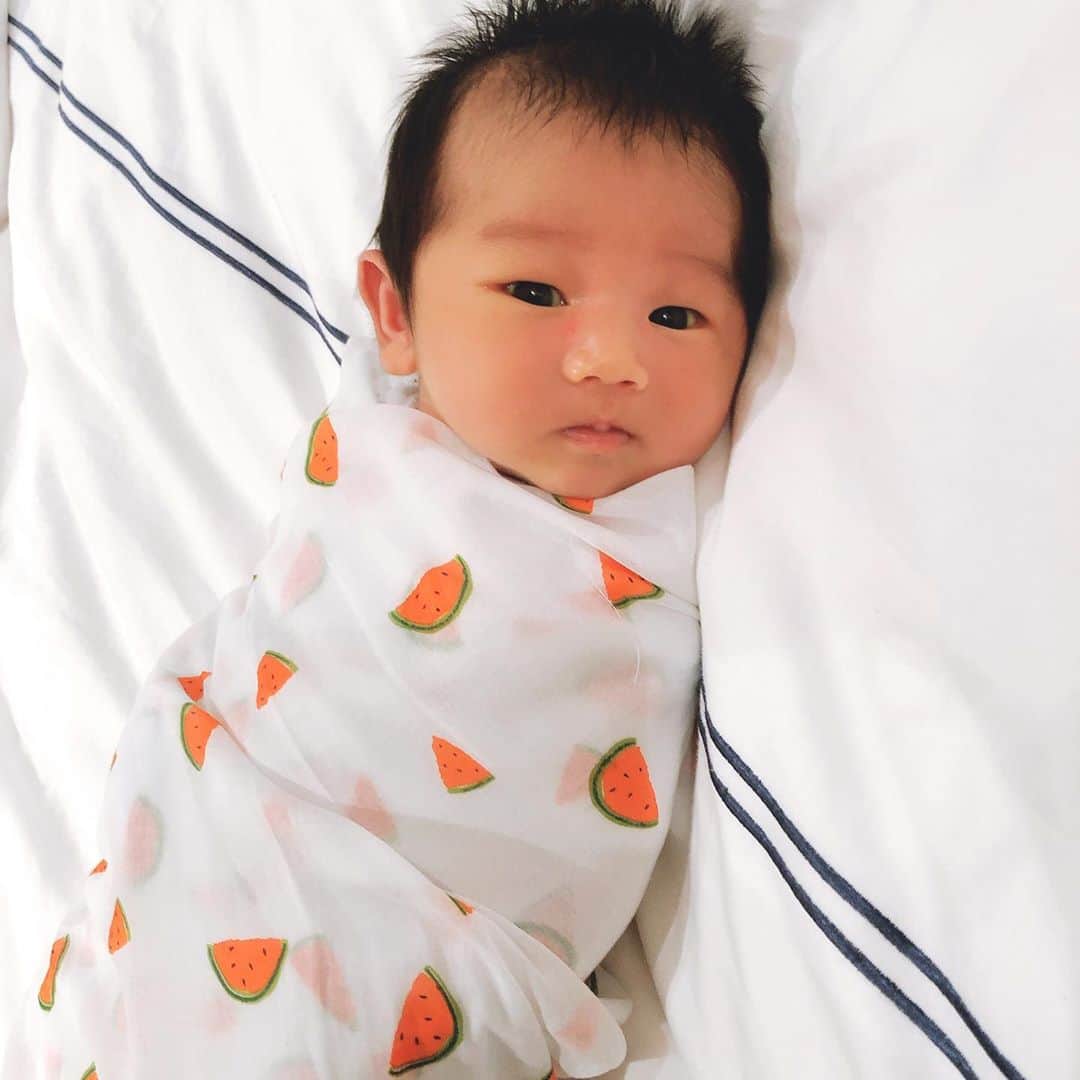 のインスタグラム：「* シンガーポールで買った Organic cottonのお包みが オススメ💖💖✨ 今までにない素材で薄くて 通気性が良く息子も 気持ち良さようです✨✨ * インスタを見て見つけの！！ @lepetitsociety * * #singapore  #organiccotton  #orchid #lepetitsociety  #薄くて軽い #使いやすい #贈り物にもいい」