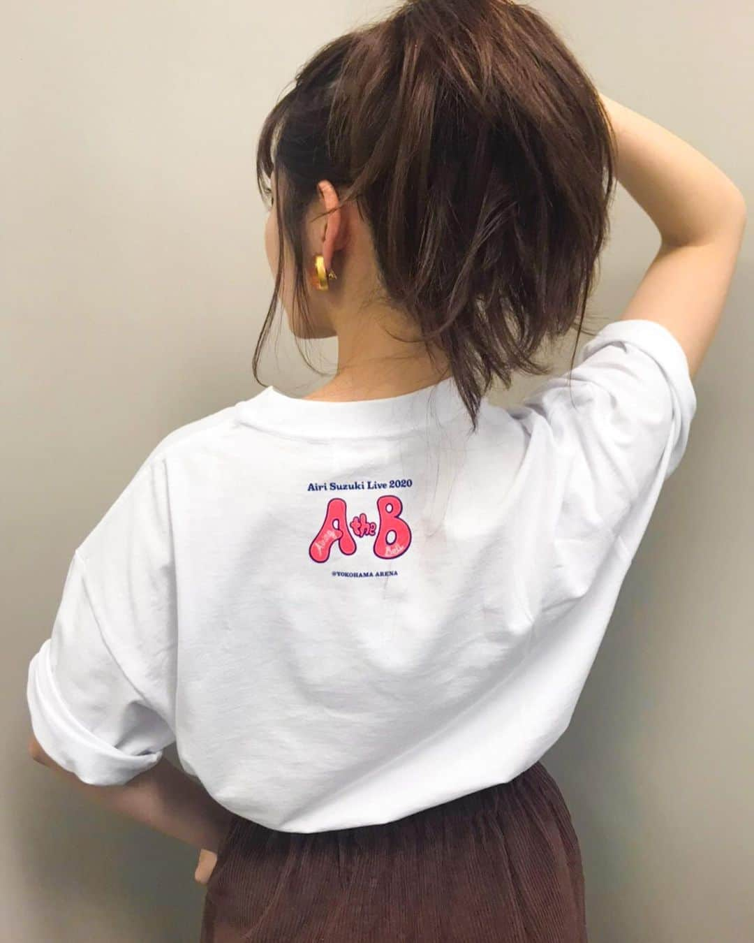 鈴木愛理さんのインスタグラム写真 - (鈴木愛理Instagram)「✴︎ 4/21(火)開催の鈴木愛理 LIVE 2020 Airing the Bell @ YOKOHAMA ARENA公演に先駆けて、本日3/13(金)18:00よりTシャツ・マフラータオルをe-LineUP!Mallで先行受注販売いたします！！ . ★ビッグシルエットTシャツ ★ビッグシルエットロンT ⚠️ビッグシルエットロンTは数量限定商品のため、受注期間中でも数量に達し次第、販売終了となります。 ⚠️公演当日の会場・e-LineUP!Mallでの販売予定はございません。予めご了承ください。 ★マフラータオル . 本日！2020年3月13日(金)18:00～2020年3月22日(日)23:59までです！お見逃しなく💓 #鈴木愛理」3月13日 16時15分 - airisuzuki_official_uf