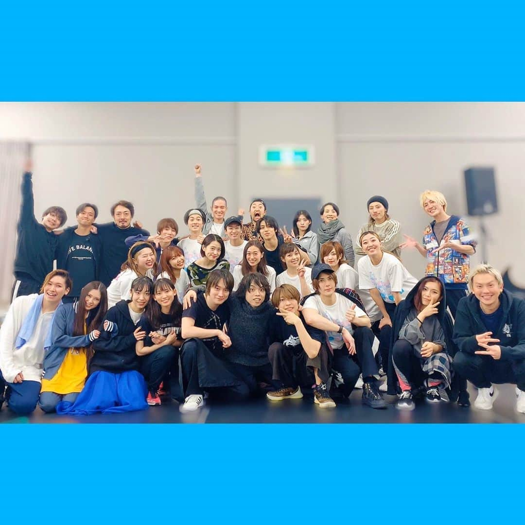 岡田亮輔さんのインスタグラム写真 - (岡田亮輔Instagram)「✨FFBE✨ジェイク✨ 最高の仲間達と共に無事にライブ配信を終えました👍🏻 皆様いかがでしたでしょうか⁉️ 僕自身初めての無観客による公演で不思議な感じもあったんですが、仲間を信じて常なる闇を光で貫きました❗️❗️ 皆様の声援のおかげです✨🤩✨ 感謝の言葉しかありません😭✨😭✨ 世の中に差す一筋の光になれたら幸いです✨✨✨ そして僕はジェイクがホント大好きです👍🏻✨👌✨ 人間の心は弱いから、闇を生み出すこともあるかもしれない。それでもクリスタルは…人の心は輝きを失わないんだ❗️❗️ ⚔️レインの言葉⚔️ 👍大好きな言葉です😆 👏👏👏thank you👏👏👏 #ffbe #ジェイク #ライブ配信 #無観客舞台 #ffbeミュージカル #皆様の声援のおかげです #仲間達を信じて #最高の仲間達 #皆様 #お身体ご自愛ください #感謝の言葉しかありません」3月13日 16時48分 - ryosuke.okada0216