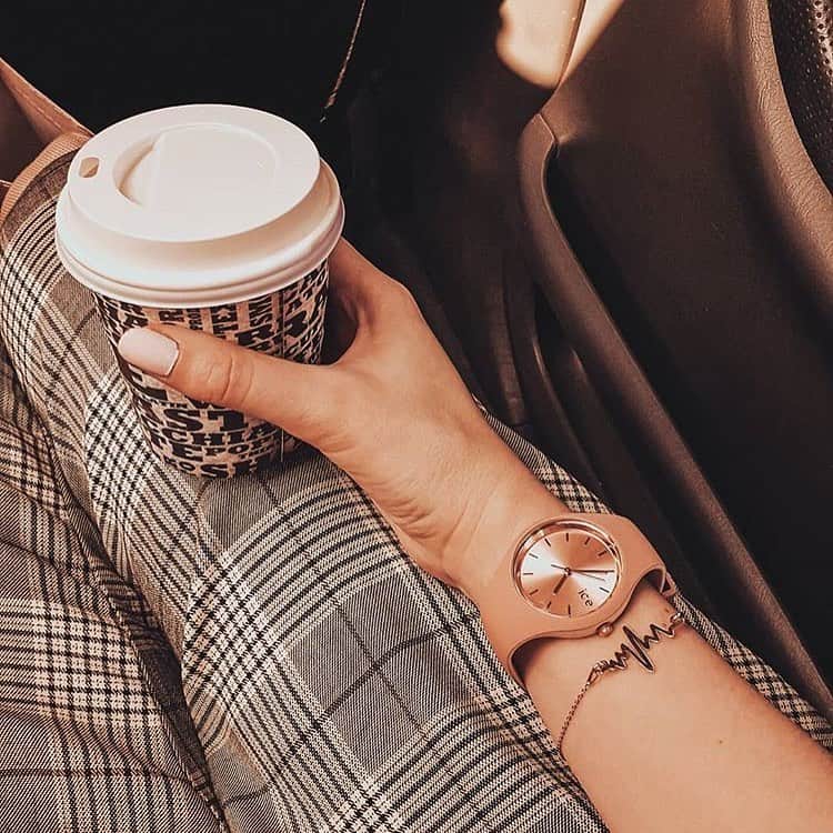 アイスウォッチさんのインスタグラム写真 - (アイスウォッチInstagram)「Follow your heart... but take coffee with you 😆☕️ (📸 @clojdine) #icewatch #changeyoucan #iceduochic #beduobechic #coffee #nude #girl #details」3月13日 16時45分 - icewatch