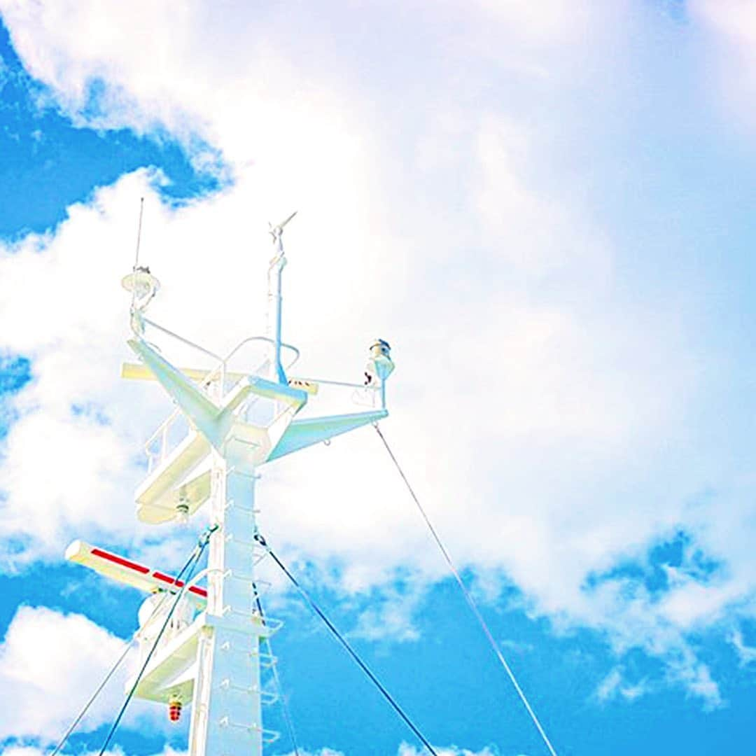 ジェットスター航空さんのインスタグラム写真 - (ジェットスター航空Instagram)「#鹿児島県 の串木野新港から　「#フェリーニューこしき」 で #甑島 へ⛴️ #上甑島 #中甑島 #下甑島 の3つの島からなる甑島は、国定公園にも指定された風光明媚な離島🏝️ 鹿児島本土から少し足を延ばして、しま旅を楽しんでみては？ジェットスター「#e旅ブック」第14弾の鹿児島編をお届け中✈️ ・ 鹿児島へは ✈️東京(成田)から片道¥5,790〜 ✈️名古屋(中部)から片道¥3,580〜　 ジェットスターなら、成田発の国内線路線数も中部発の路線数もLCC No.1‼️ ・ #ジェットスター　#jetstar_japan　#jetstar #etabibook　#e旅ブック鹿児島編 #鹿児島 #鹿児島県 #kagoshima #かごしま #鹿児島旅行 #鹿児島観光　#鹿児島写真部 #九州 #九州旅行 #九州ぐらむ #日本　#Japan　#旅　#旅行　 #ふらっとしま旅 #ジェットスターで甑島 #ジェットスターで鹿児島のしま ・ ------------------------ 📷 by @shimy__island Special thanks⭐️ ------------------------ ・ *運賃はエコノミークラス「Starter」。支払手数料、空港使用料等が別途必要です。受託手荷物の料金は含まれません。諸条件が適用されます。」3月13日 17時00分 - jetstar_japan