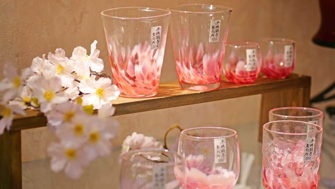ホテル日航アリビラ 公式Instagramさんのインスタグラム写真 - (ホテル日航アリビラ 公式InstagramInstagram)「平年より早く開花しそうな今年の桜。ショップ「メルカード」では桜を思わせる色の織物やガラス製品など沖縄ならではの工芸品を取り揃えております。  The cherry blossoms are in bloom earlier than usual this year. We have various kinds of traditional Okinawan crafts that are colored as cherry blossoms.  #hotelnikkoalivila #alivila #hotelnikko #resort #okinawa #yomitan #cherryblossom #Okinawancraft #ホテル日航アリビラ #アリビラ #ホテル日航 #リゾート #沖縄 #お土産 #織物 #琉球ガラス #工芸品 #桜」3月13日 17時00分 - hotelnikkoalivila
