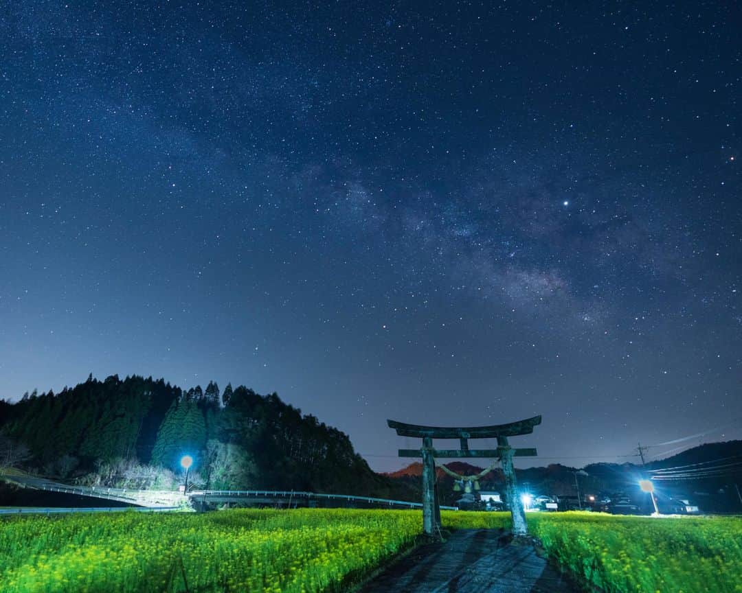 のインスタグラム：「早春の夜空とそびえたつ鳥居⛩ . 畑の脇道を抜けると、静かに鎮座する大きな鳥居が😳 夜空に輝く天の川と合わせて神秘的な世界が広がっています🌌 . 📍舞野神社 . . #九州電力 #kyuden #九電 #九州の灯り #九州ぐらむ #広がり同盟 #九州旅行 #九州 #九州愛 #kyushu #神秘的 #miyazaki #miyazakitrip #宮崎観光 #延岡市 #宮崎旅行 #宮崎 #舞野神社 #下舞野神社 #星景 #鳥居 #星景写真 #星空 #星空フォト #延岡 #神社 #神社巡り #jinja #shinto #天の川」