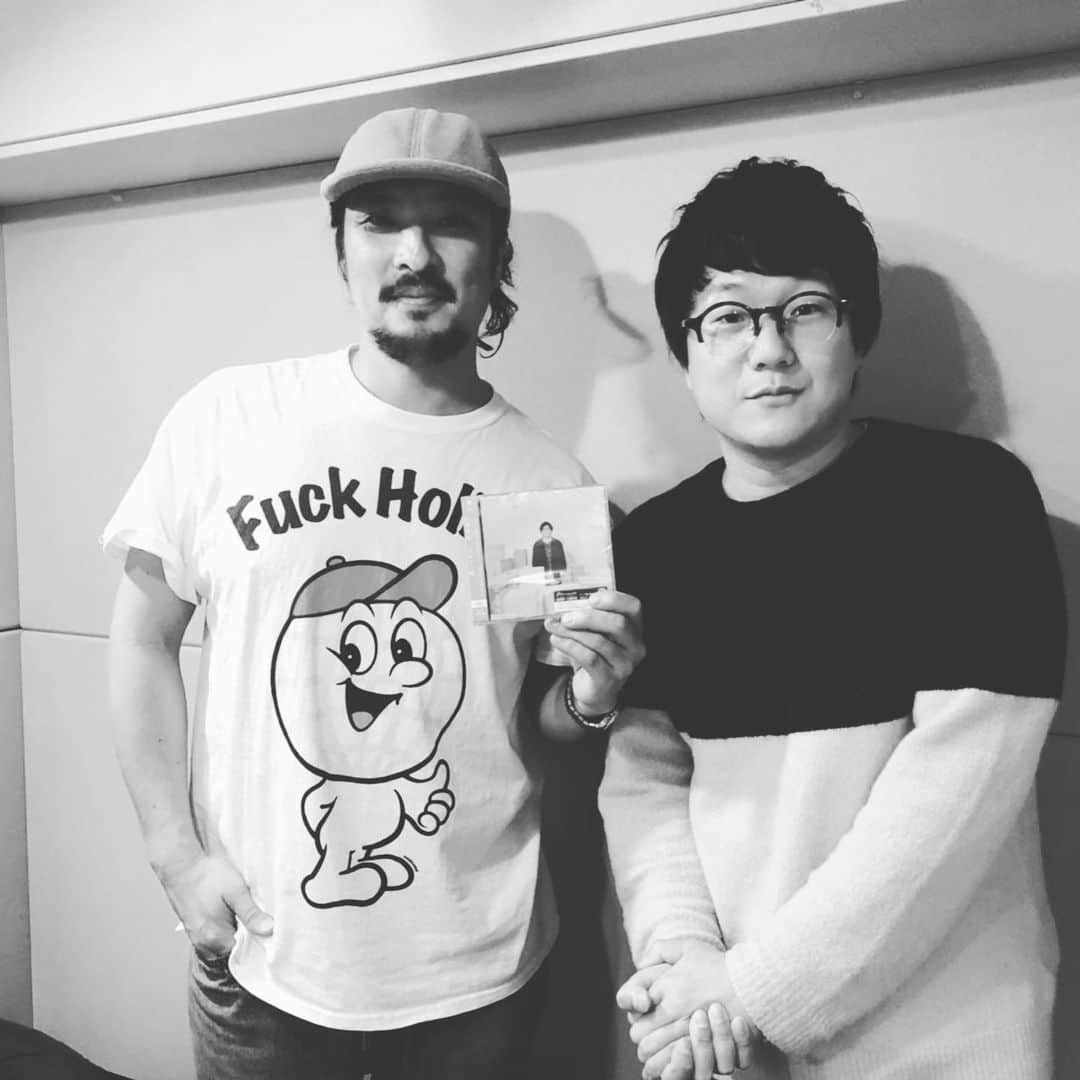 若旦那さんのインスタグラム写真 - (若旦那Instagram)「楽しかったなぁ FMCOCOLO3/21ゲスト収録にシンガーソングライターの松室政哉さんに来てもらいました！ 僕とは正反対の人ですが、どこか同じところがある。いつも仲良くなる人は非運動系人間が多いのです。本当はそっちなんだろうなぁ、自分は。」3月13日 17時13分 - waka__danna