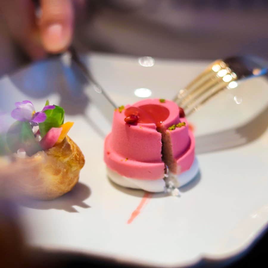 のインスタグラム：「. .  Park Hyatt Kyoto @parkhyattkyoto  独創的な セイヴォリーやスイーツが コース仕立てで提供される 春のアフタヌーンティー。  春らしい "ライチのジュレとベリーのムース"  や "苺のグラニテ”といったスイーツや キャビアを使ったサンドイッチに 生雲丹を添えたクロケットなどなど ホテルならではの料理も。  それぞれに合うよう 産地違いの日本茶が ティーペアリングとして登場🍵  #parkhyattkyoto #パークハイアット京都」