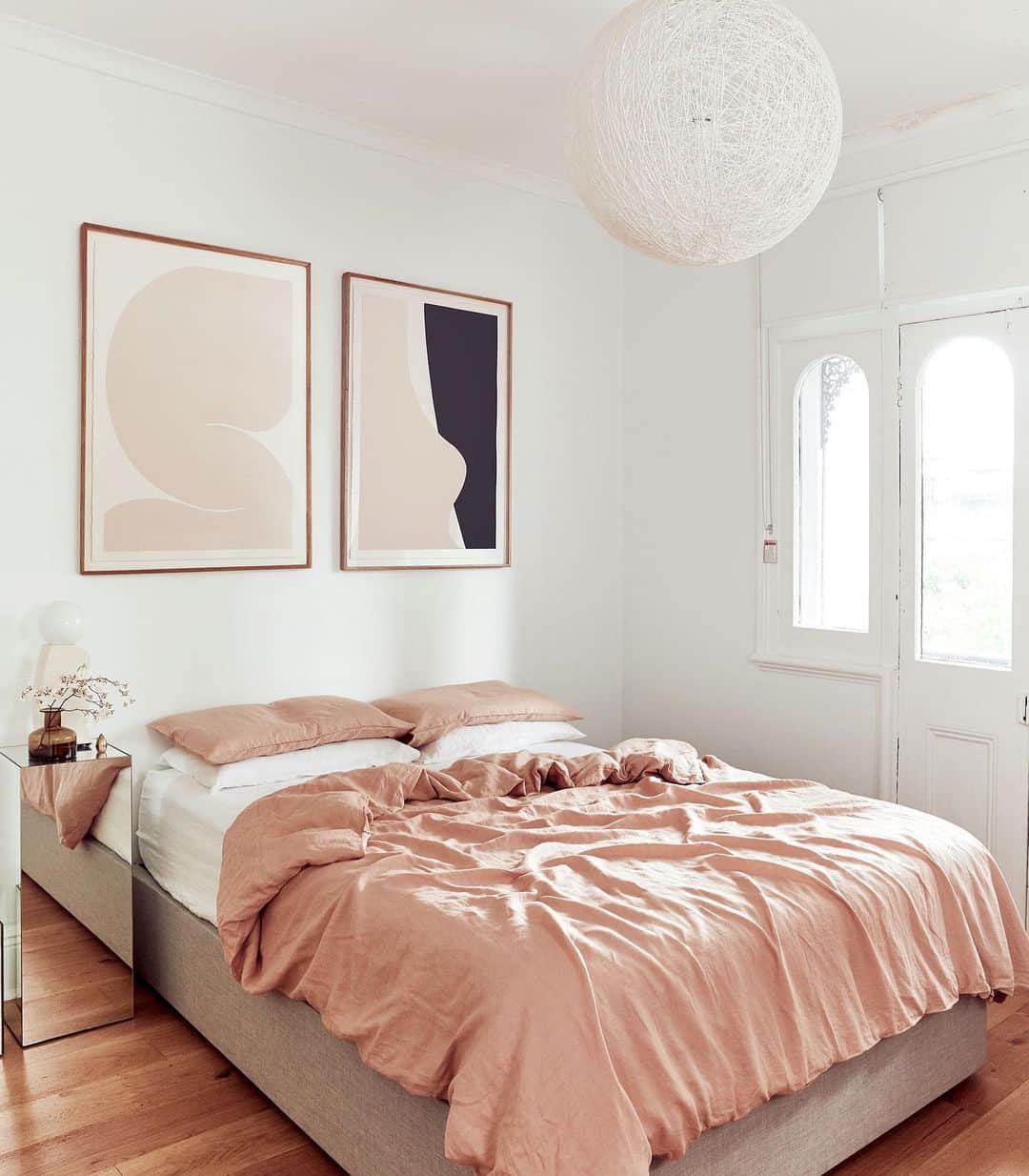 カルメン・ハミルトンのインスタグラム：「A little peek inside my Paddington home to celebrate #WorldSleepDay in collaboration with @bed.threads & @esteelauder ☁️ see the full home tour via the link in my bio!」