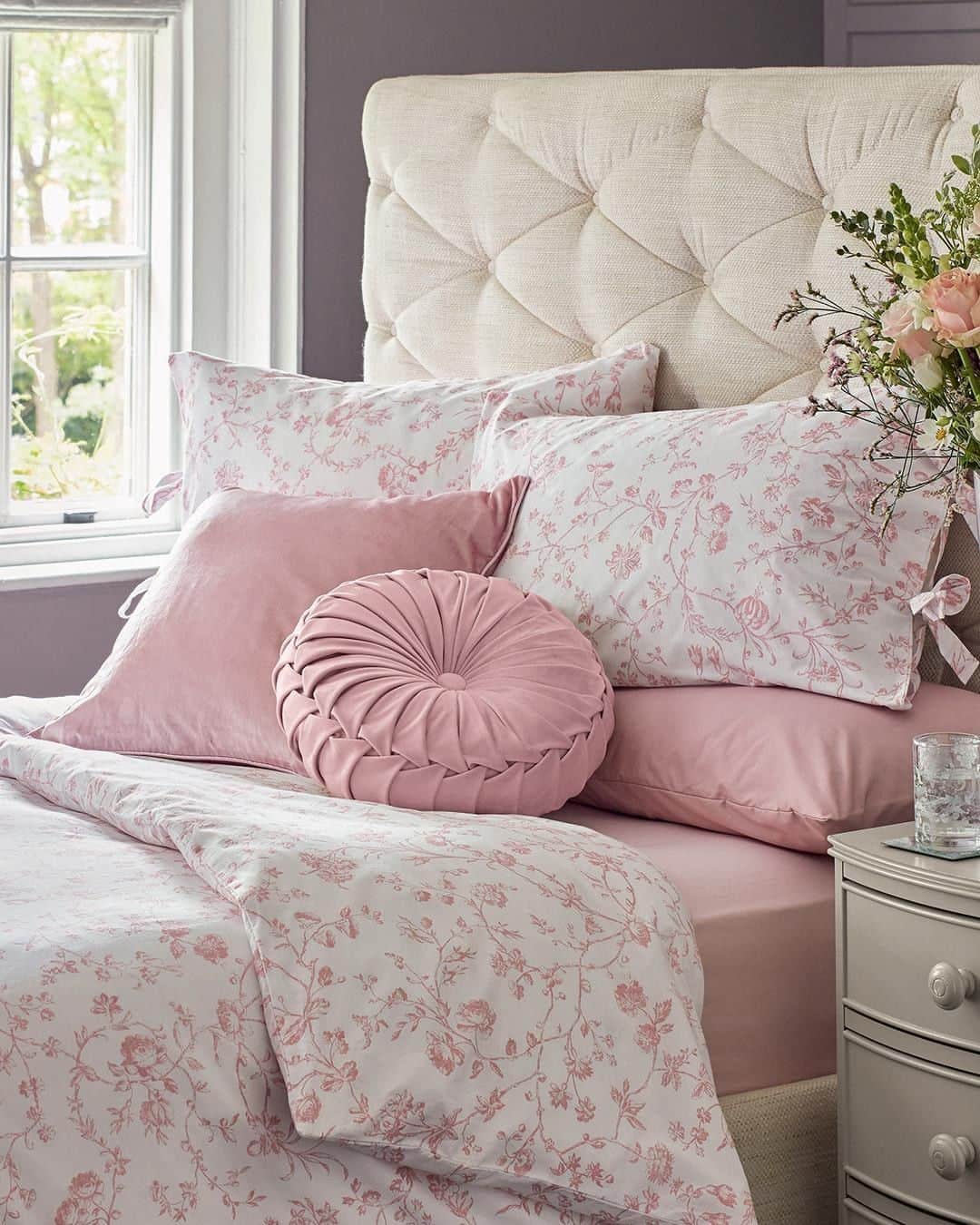 ローラアシュレイのインスタグラム：「Today is #WorldSleepDay, meaning there's never been a better excuse for having a lay-in in some luxurious bedding. Our beautiful, blush pink Aria Bedset is made from pure cotton, making it breathable, comfortable and perfect for cosying into—no matter the season.」