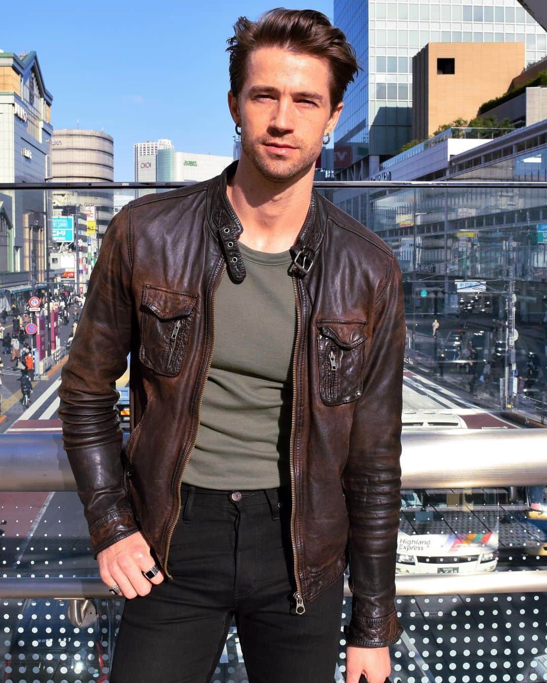 ジョサイア・ハーリーのインスタグラム：「I’ve had this leather jacket since my Nashville days. #myclassics  #classicstyle #shinjuku」