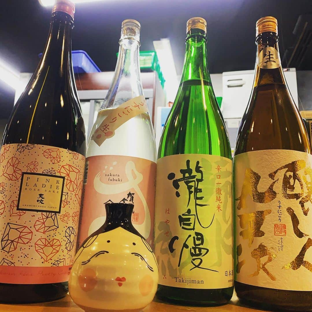 魚舟 のインスタグラム：「新しい日本酒が入りました‼️ ピンクレディ 賀茂金秀 の春酒を入荷しました。可愛いパッケージなのでぜひ飲みに来てください‼️女性の方でも飲みやすいお酒になっております‼️ #日本酒 #本町 #居酒屋 #春  #かわいいパッケージ  #期間限定  #賀茂金秀 #ぴんくれでい #天吹 #地酒 #淀屋橋 #お魚が美味しい  #女将 #お刺身  #料理がうまい  #フォロー返します  #いいね返し #たべすたぐらむ」