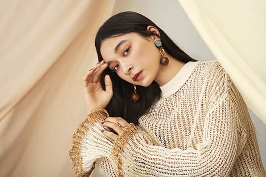 Fashion Headlineのインスタグラム：「レディライクなスタイルを軽やかなブラウンで【春こそ、ブラウンメイク vol.1】  ビッグトレンドとなっているブラウンメイク。一口にブラウンといっても、質感も色みもさまざまなので、新しいカラーアイテムにブラウンを投入された方も多いのでは？  続きは @fashionheadlinejpn TOPのURLからチェック🔗 --staff-- photographs（model） : Masayuki Ichinose make-up : AKII hair：Keiko Tada（mod's hair） stylist：Kumiko Yashiro model : Yumi Raika（Platinum） text：AYANA edit：FASHION HEADLINE  #PR #三越伊勢丹 #meeco @meeco_meeco」
