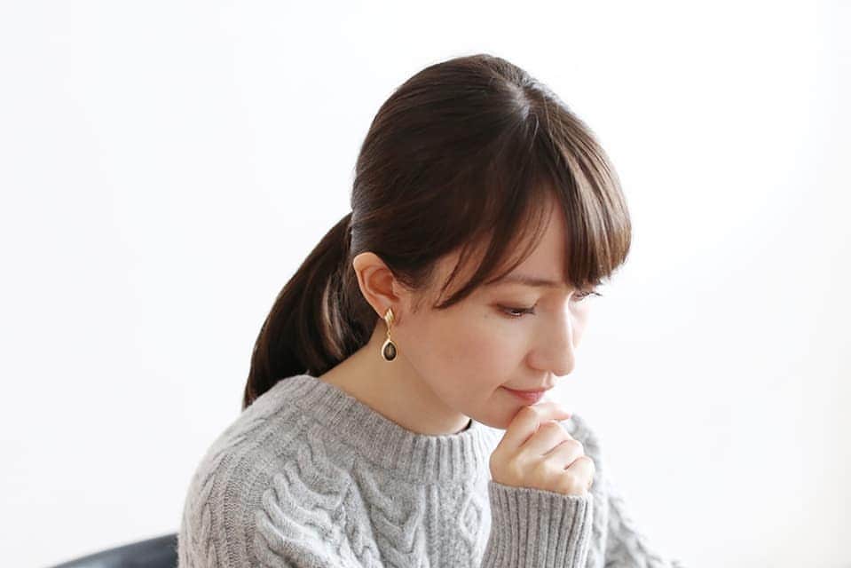 白井珠希のインスタグラム：「* * ライフスタイル雑貨を中心としたWEBショップ｢BOWKNOT(ボウノット) @bowknot_store ｣さんでモデルをつとめさせていただきました🌸 * 着用しているのは、『Ousa(ウーサ)』というブランドの「ブラックエナメル/しずくユレ」イヤリングです✨ クラシカルな雰囲気で、とっても素敵なアイテムでした。 * * #bowknot #bowknotstore #ousa #ウーサ #ボウノット #accessory #アクセサリー #instafashion #instagramjapan #fashionsta #イヤリング #model #portraitphotography #me #instagood #春アクセサリー #春コーデ #上品コーデ #白井珠希 #ニットコーデ」