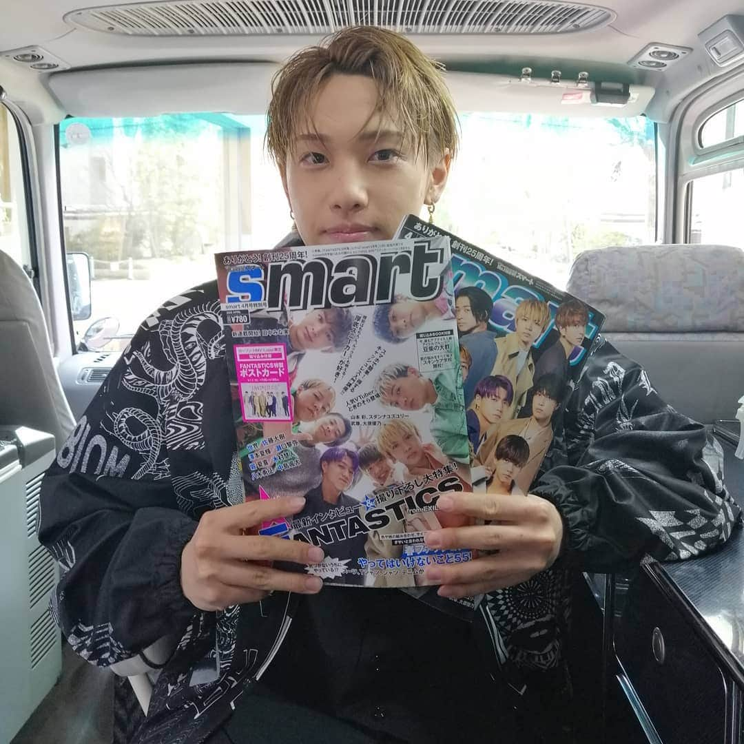 smartさんのインスタグラム写真 - (smartInstagram)「smart4月号&特別号、楽しんでいただいていますでしょうか？😉 実は次号、smart5月号にも堀夏くんが登場します❗ 特集は、人気ブランドDIESELの春夏新作を着こなしたファッションストーリー。 撮影終わりのロケバスでのオフショットでした📸✨ 5月号は3月25日に発売です！ お楽しみに！  #smart5月号 #堀夏喜 #diesel」3月13日 18時06分 - smart_tkj