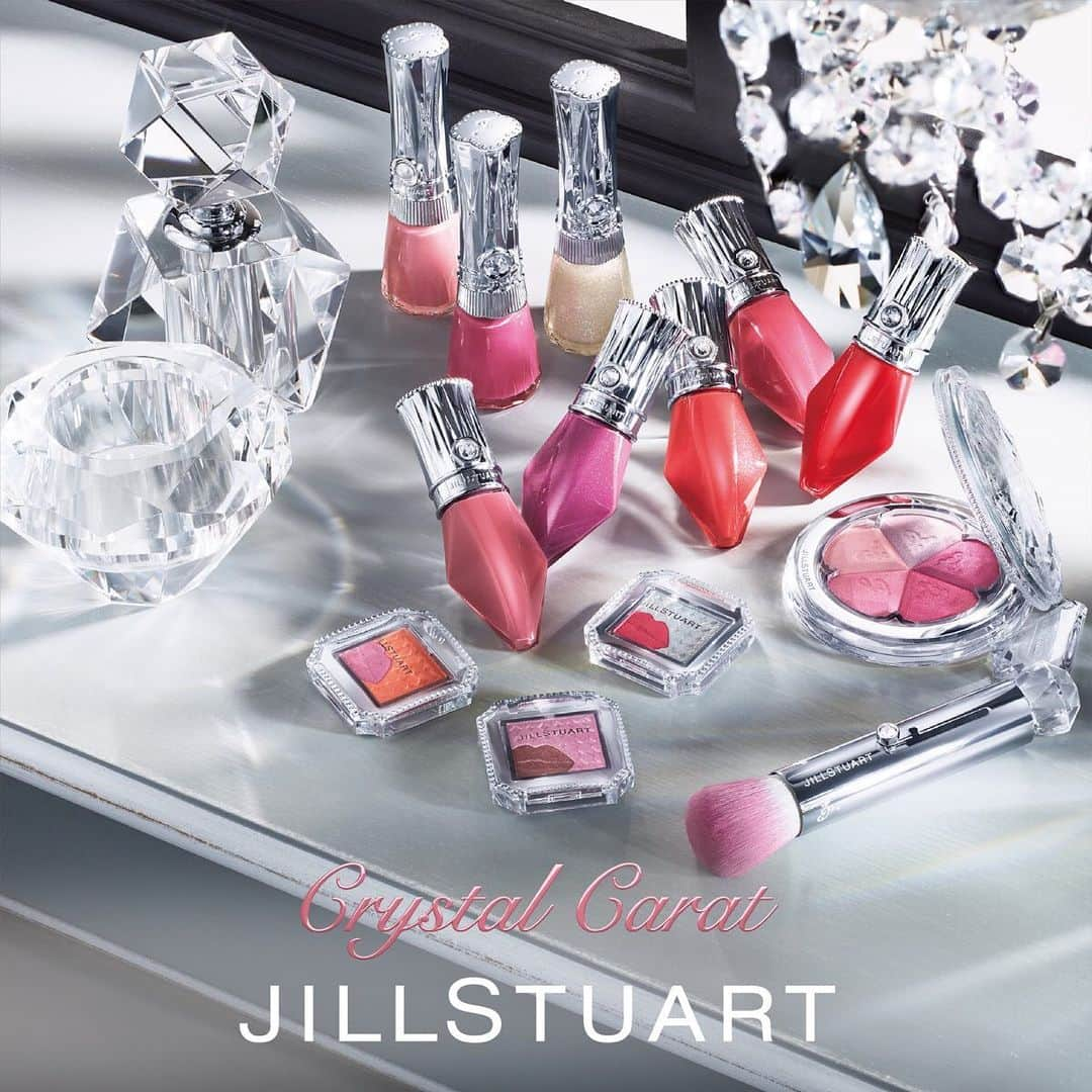 JILLSTUART BEAUTYさんのインスタグラム写真 - (JILLSTUART BEAUTYInstagram)「JILL STUART Summer Collection . 4月3日(金) 公式オンラインショップ発売 4月4日(土) 店頭発売 ～Crystal Carat～ . 原石がより美しく、光り輝くために。 . ジルスチュアートがこの夏にお届けするアイテムは、 唇に圧倒的な輝きを与えるリキッドルージュや 繊細に輝くキュートなアイカラー。 そして夏らしいカラーのネイルと限定チーク。 . 夏の太陽をあなたへのスポットライトに変えて。 まばゆい輝きとともに誰をも魅了して。 . どうぞお楽しみに。 . #JILLSTUART #JILLSTUARTBeauty #クリスタルカラット #ルージュクリスタルカラット #宝石リップ #アイコニックルックアイシャドウクリスタルカラット #ブルームミックスブラッシュコンパクト #ネイルラッカー」3月13日 18時00分 - jillstuartbeauty