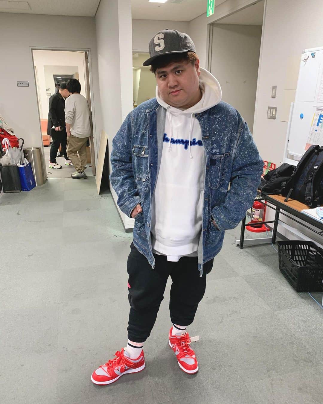 池田真一のインスタグラム：「嬉しすぎ😭 似合いすぎ😭 有り難すぎ😭  NIKE DUNK LOW LTHR 【OFF-WHITE】 ナイキ ダンク ロー レザー UNIVERSITY RED/WOLF」
