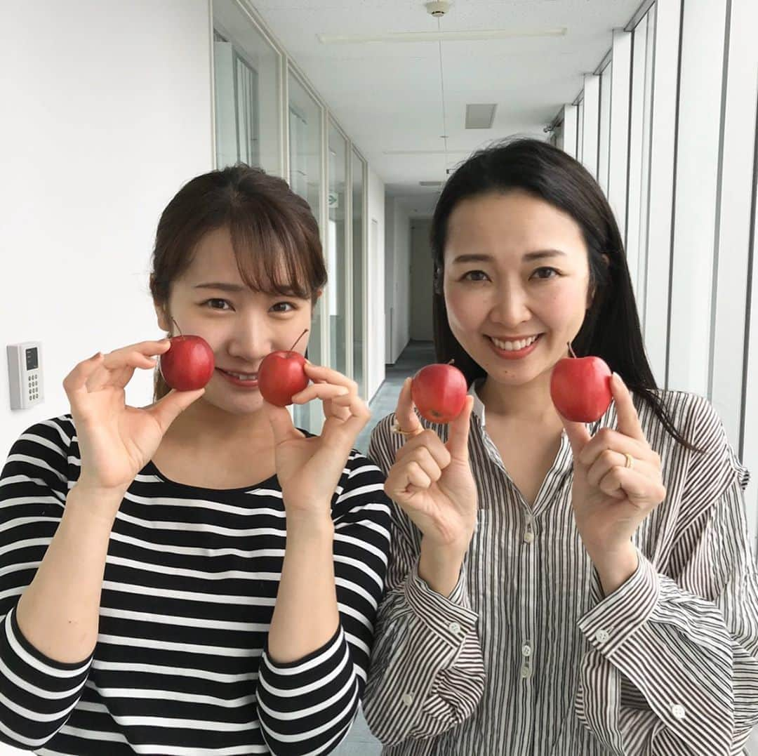 徳重杏奈のインスタグラム：「🍎﻿ アナウンス部の男性からのお返しは﻿ りんご✨﻿ ﻿ がんばって探してくれたのは島貫くん😉﻿ ﻿ とっても可愛い #ミニふじ という品種です。﻿ うれしーい、いただきます🙌﻿ ﻿ ﻿ ﻿ #縦読み #ホワイトデー #whiteday #ラスクもありがとう #名古屋 #メーテレ #アナウンサー #ドデスカ #徳重杏奈﻿ #ootd #rito」