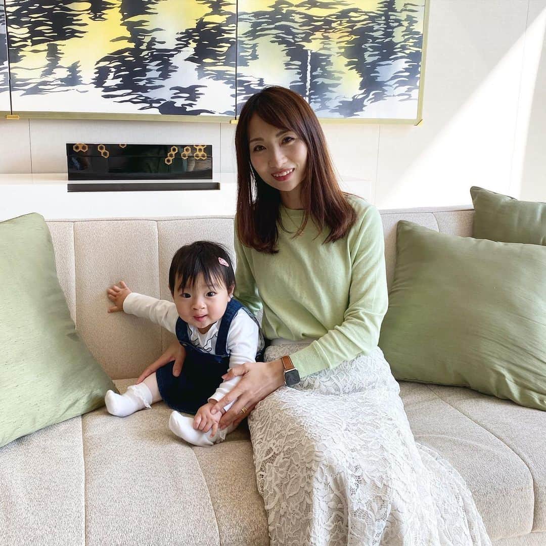 吉田早織のインスタグラム：「・﻿ ソファーとリンクした日🙌﻿ ﻿ ﻿ ﻿ ブルベでも合う今年流行のライトグリーン🌱﻿ ﻿ ﻿ オフホワイトのレーススカートを合わせて春らしくしました🌸﻿ ﻿ ﻿ ﻿ ﻿ ﻿ ﻿ #きょこ #fashion #ママコーデ #おんなのこママ #女の子ママ #ライトグリーン #レーススカート #春コーデ #uniqlo #ユニクロ #ユニクロコーデ #jusglitty #ジャスグリッティー #コットンカシミヤクルーネックセーター」
