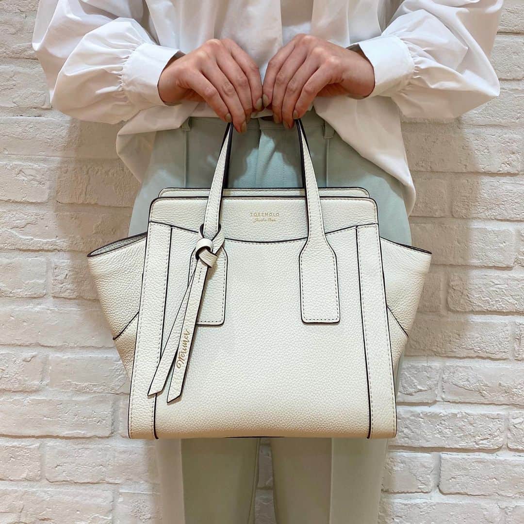 のインスタグラム：「. . ☑︎ヴェルナレザートート No.16055 Color:ネイビー、ベージュ、ホワイト、グレージュ Price:¥18,000(＋tax) . . 東急プラザ表参道原宿店 Tokyu Plaza Omotesando Harajuku 📞03-6804-1361 OPEN/11:00〜21:00 . . #jewelnarose #ジュエルナローズ#tokyo #harajuku #原宿#東急プラザ表参道原宿#新作#表参道#2020ss#春夏#春コーデ#お出かけコーデ#モテコーデ#ホワイトデー#tokyuplaza#omotesando#shibuya#shoulderbag#sightseeing #newitem#spring#summer#cordinate#kawaii#fashion#newarrivals#whiteday #东京#旅游#日本旅游」