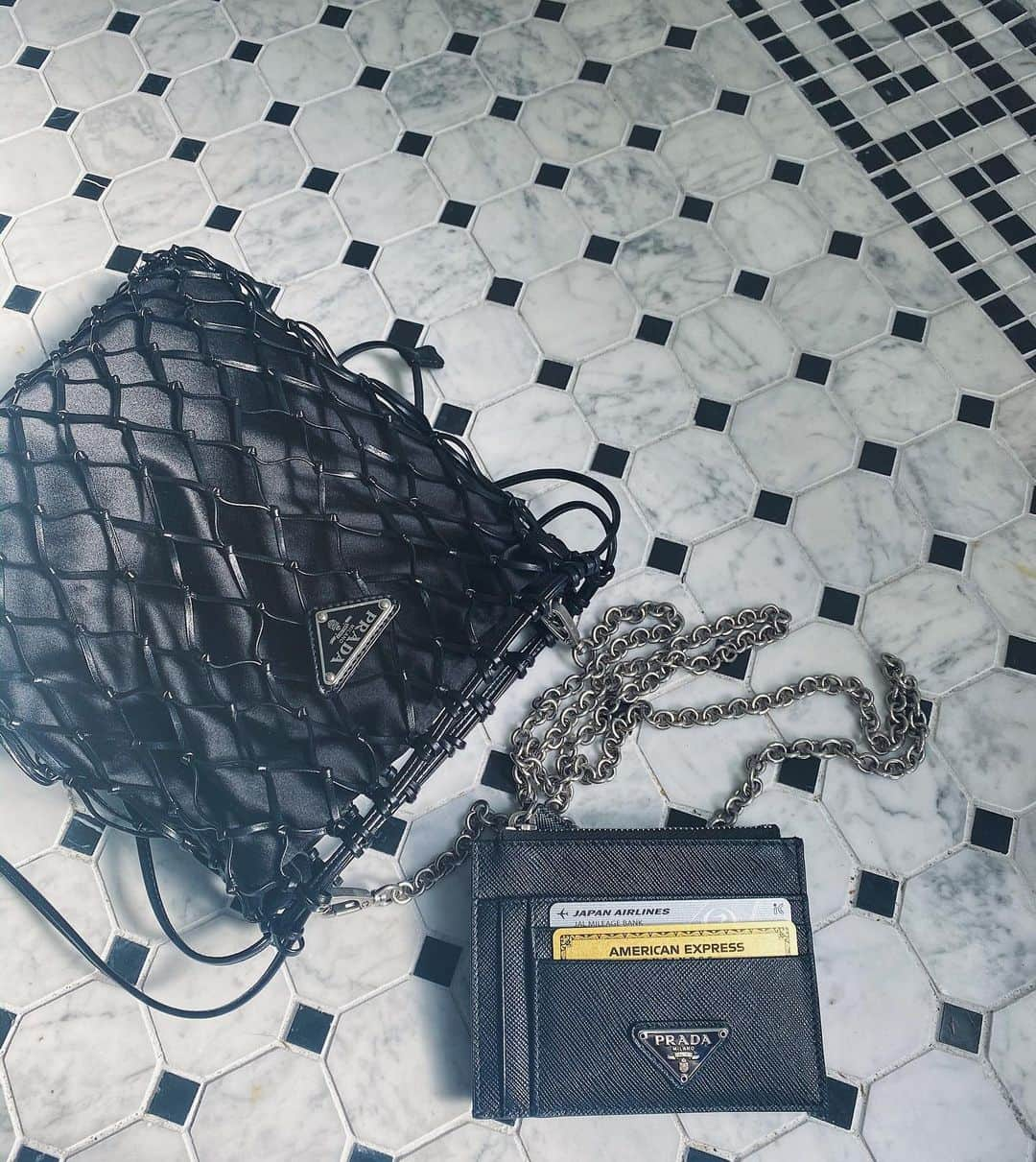 佐々木彩乃さんのインスタグラム写真 - (佐々木彩乃Instagram)「PRADA×PRADA🖤 minibagの時は若菜に誕生日に頂いたカードケース使う❤️裏にもカード入れれるし小銭入れもついてます🥰これ可愛いなぁ 基本的現金持ち歩かないから実際このケースさえあれば平気😂」3月13日 18時13分 - ayano__sasaki