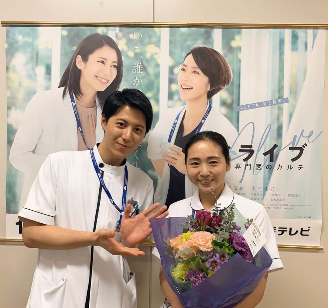 【公式】木１０『アライブ　がん専門医のカルテ』のインスタグラム：「来週はいよいよ最終回 撮影も残りわずかとなり、皆さんクランクアップしていってます💐 看護師の渡辺さんと松井さん🏥 いつも先生方を支えてくれてありがとうございました✨  #アライブ #田川可奈美 #松本慎司 #クランクアップ #木10 #フジテレビ」