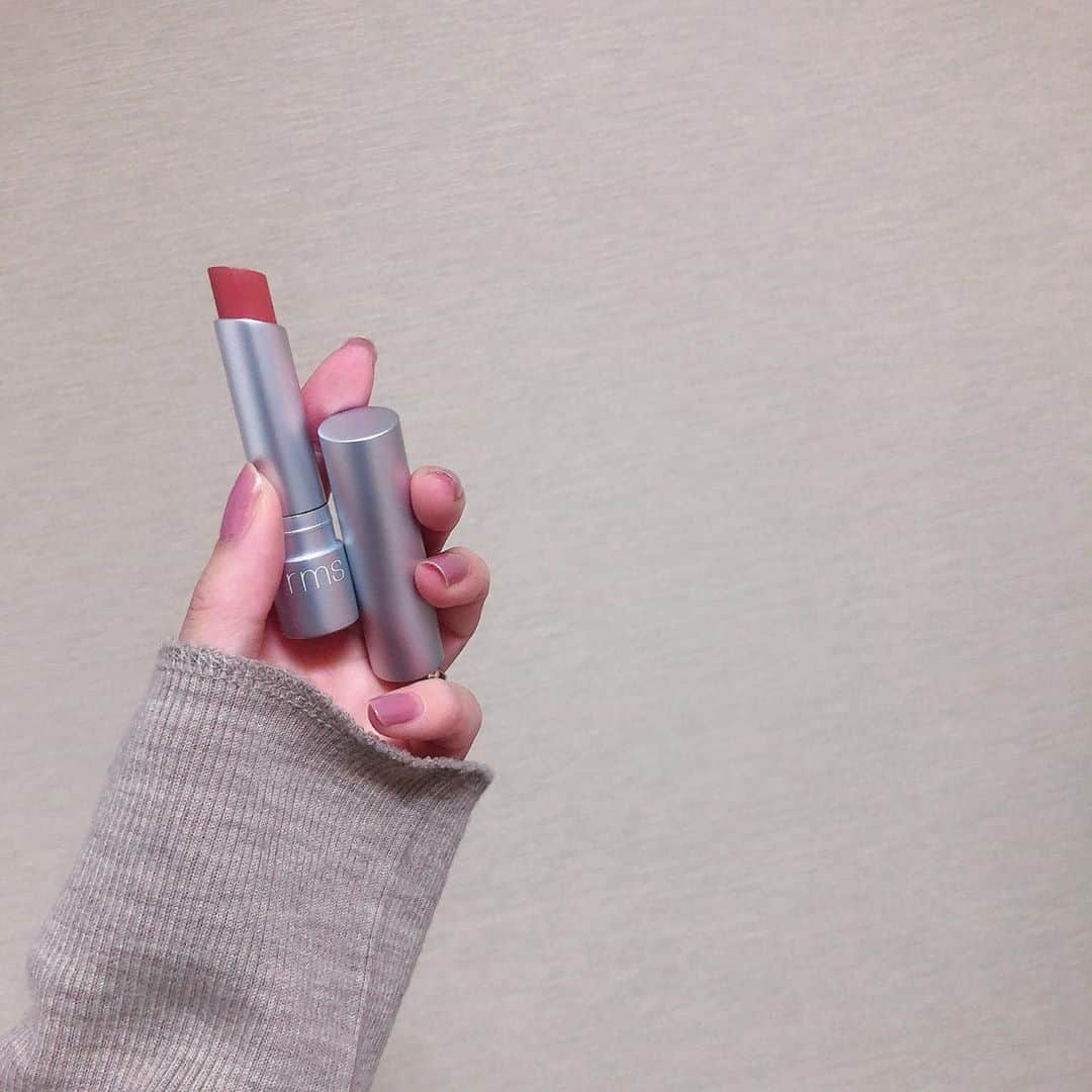 のインスタグラム：「▫︎ rms beauty ブレインティーザーがすごくよい！ ラプチャーも欲しいけど今は我慢。。。 リップもアイシャドーもチークもコスメって使い切ってから買うってことができないのは私だけ？😂 悩ましい💭  #rmsbeauty #コスメ#ブレインティーザー#コスメキッチン#cosmekitchen」