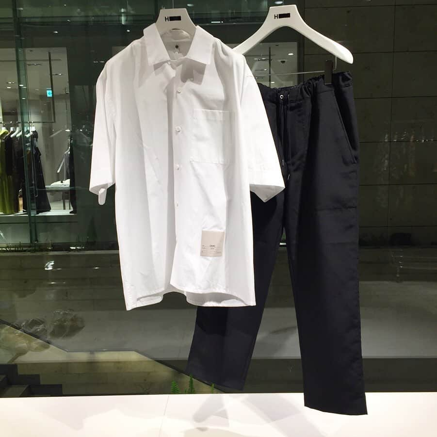 H BEAUTY&YOUTHさんのインスタグラム写真 - (H BEAUTY&YOUTHInstagram)「＜OAMC＞ white ssl shirts ¥46,500-(+tax) baker pants ¥46,000-(+tax) ls shirts ¥46,500-(+tax)  #H_beautyandyouth @h_beautyandyouth  #BEAUTYANDYOUTH #Unitedarrows #OAMC」3月13日 18時31分 - h_beautyandyouth