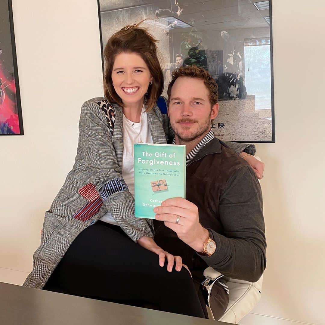 クリス・プラットのインスタグラム：「I’m so proud of my darling on the success of her book!! She smartly delayed the rest of the book tour and, like the rest of us, hunkered down inside. If you’re going stir crazy and need something to do between refreshing #covid19 on Twitter might I suggest this great read!? Something truly good for the soul. Click the link in my bio and get #TheGiftOfForgiveness delivered to your door!」