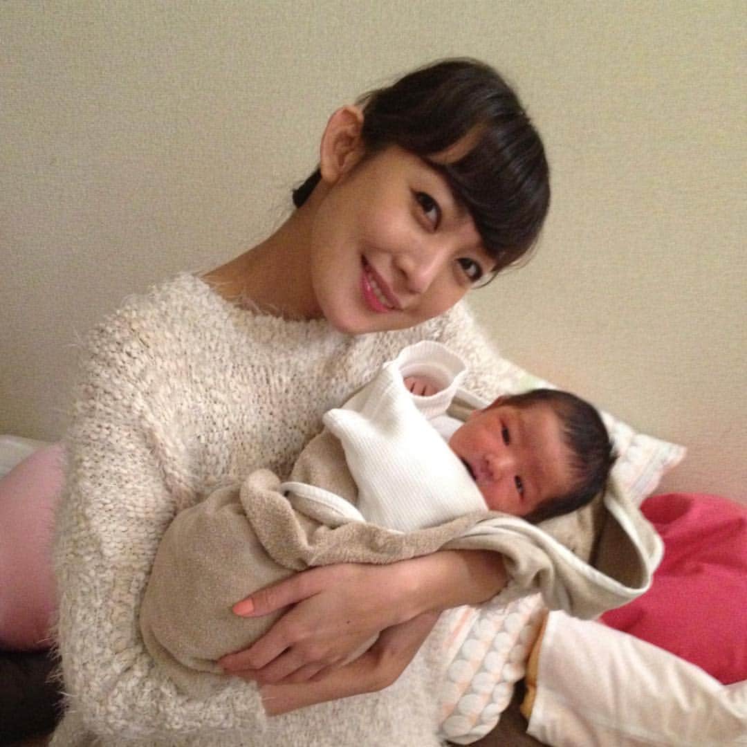 田中美里のインスタグラム：「昨日のNHKラジオ第1「東京03の好きにさせるかッ！」 聴いていただけましたか？ すっごく楽しい時間でした。  まりやちゃんの話で盛り上がりました！  東京03さんからまりやちゃんの名前が飛び交うという、、。 まりやちゃんも家族で聴いてくれてました！  とゆーことで、7年前のまりやちゃんの息子ムネくんとの写真を。  聴けなかった〜〜という方、NHKラジオらじる★らじるのアプリから聴き逃しを選んで探していただけたら一週間だけ聴けるそうです。  https://www.nhk.or.jp/radio/ondemand/detail.html?p=4784_01  よかったら是非！  #nhkラジオ第一  #東京03の好きにさせるかッ ！ #らじるらじる #聴き逃し #東京03 #ただのファン #コント #ラジオ #山田まりや　ちゃん #7年前 #生まれたて #ムネくん #前髪パッツンな私」